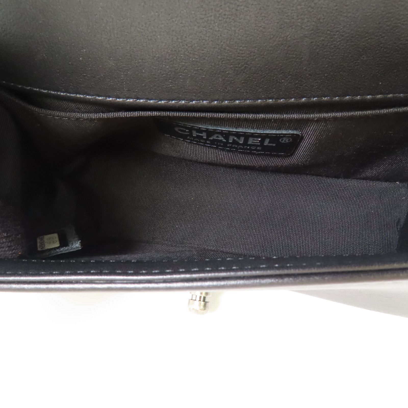 Chanel Black Cowhide Leather Boy 20 Cross Shoulder Bag Calfskin (cowhide) A 67085