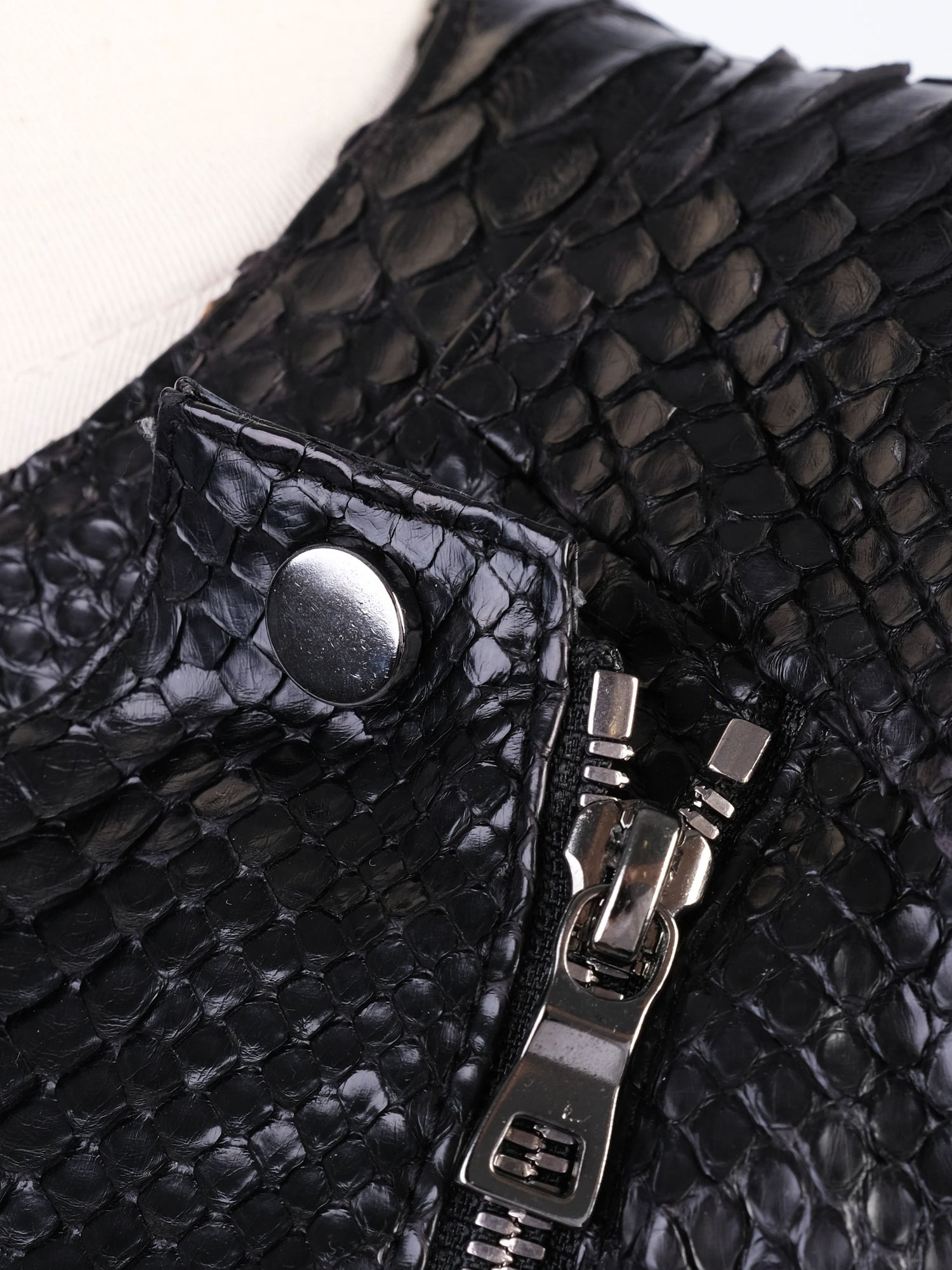 Excellent Punto Black Leather Jacket with Textured Pattern