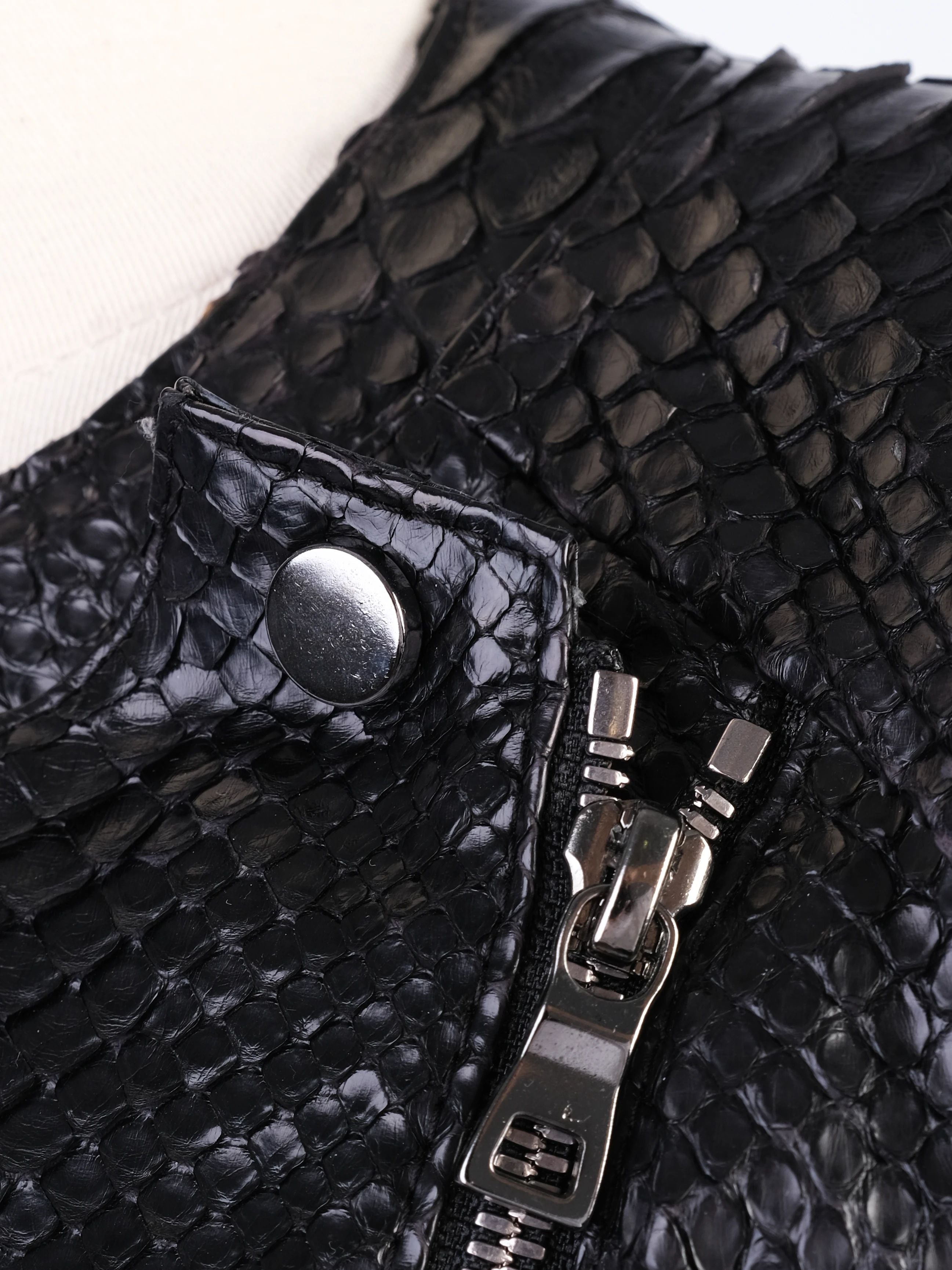 Excellent Punto Black Leather Jacket with Textured Pattern