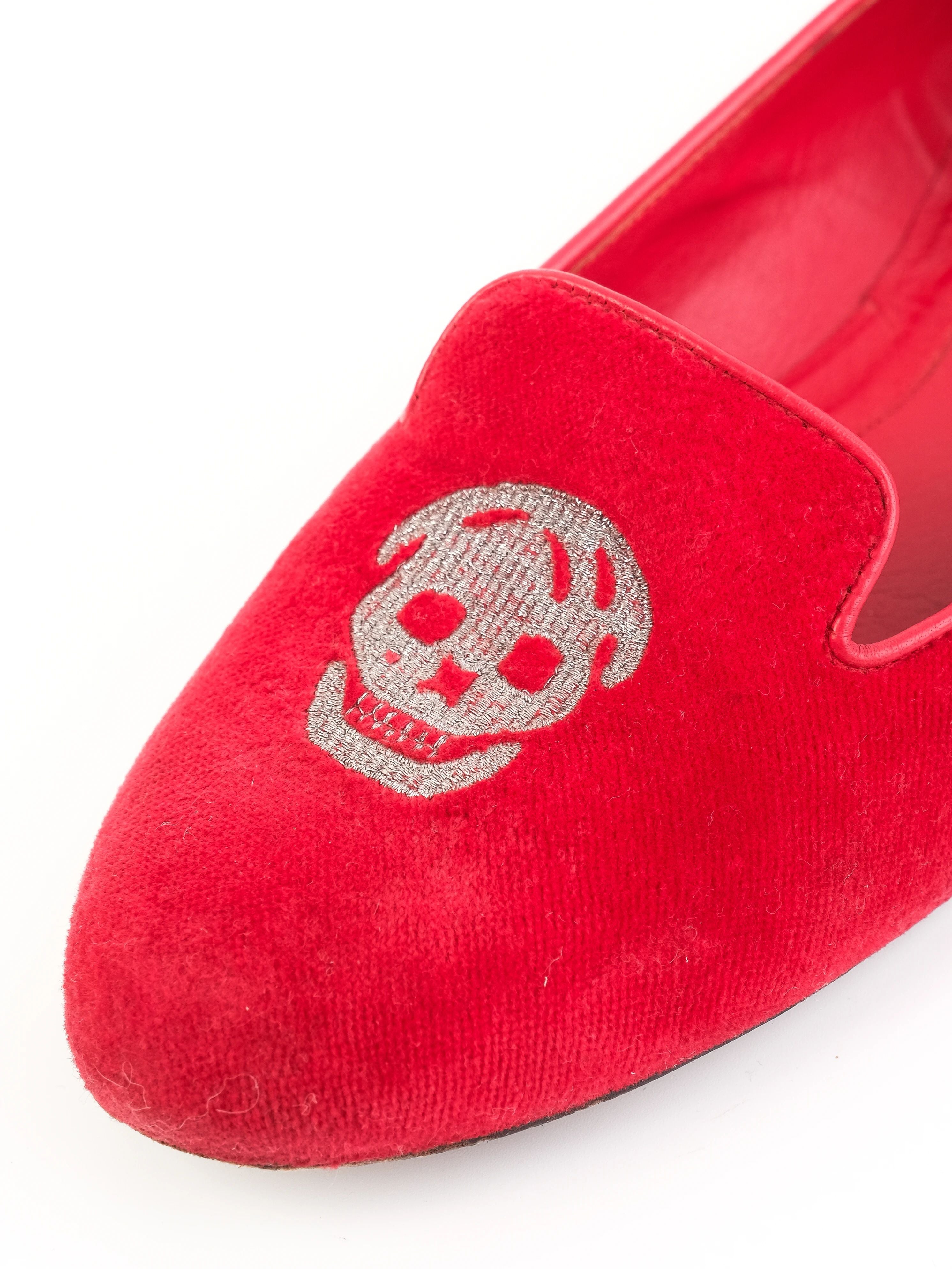 Good Alexander McQueen Red Velvet Slipper Shoes with Silver Skull Size 36