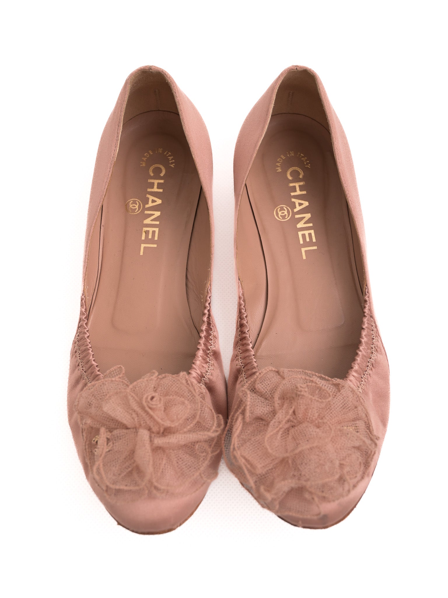 Excellent Chanel White Textile Ballet Flats with Floral Embellishment