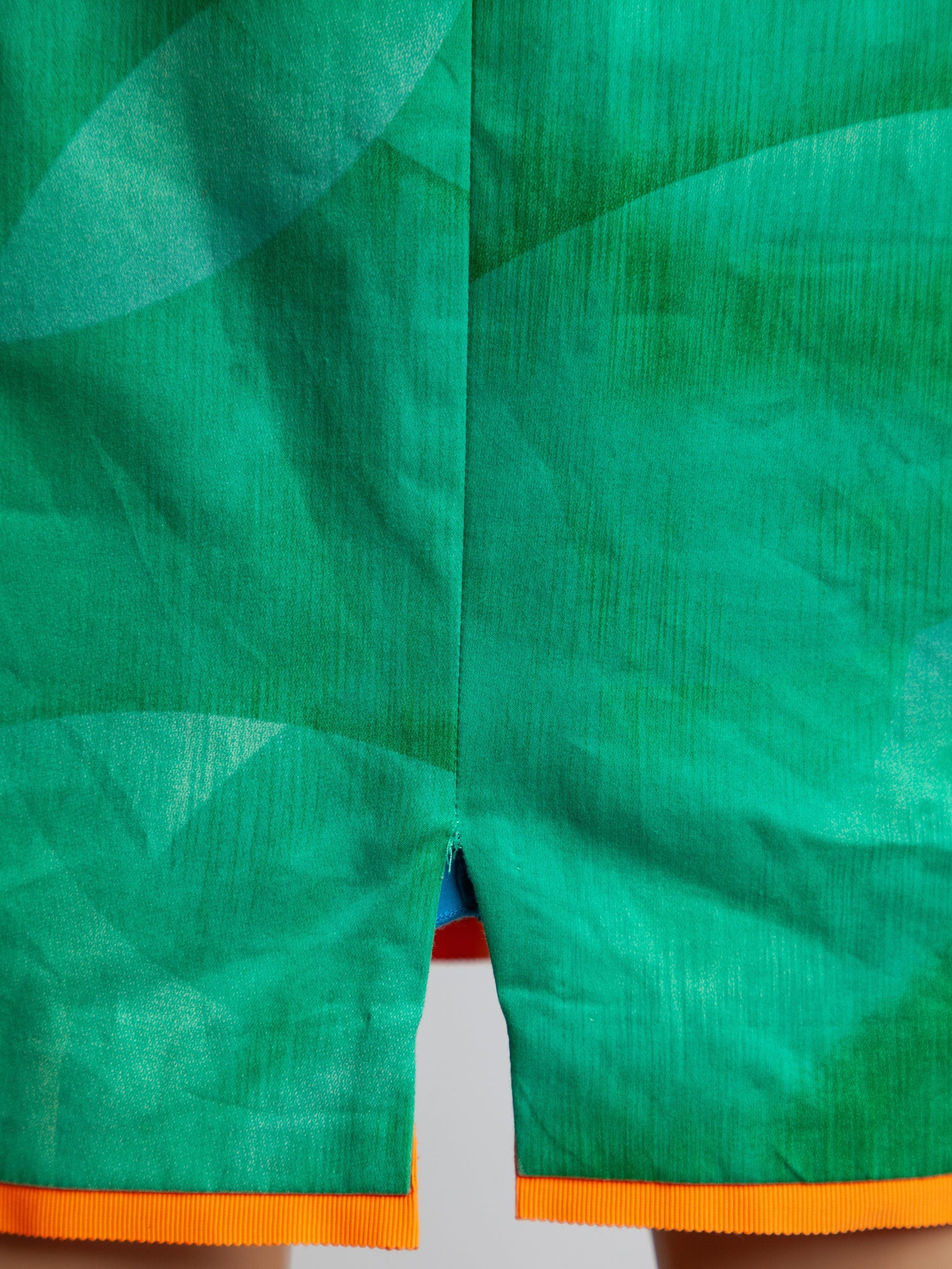 Good Elie Tahari Green Sleeveless Dress Size M with Abstract Pattern