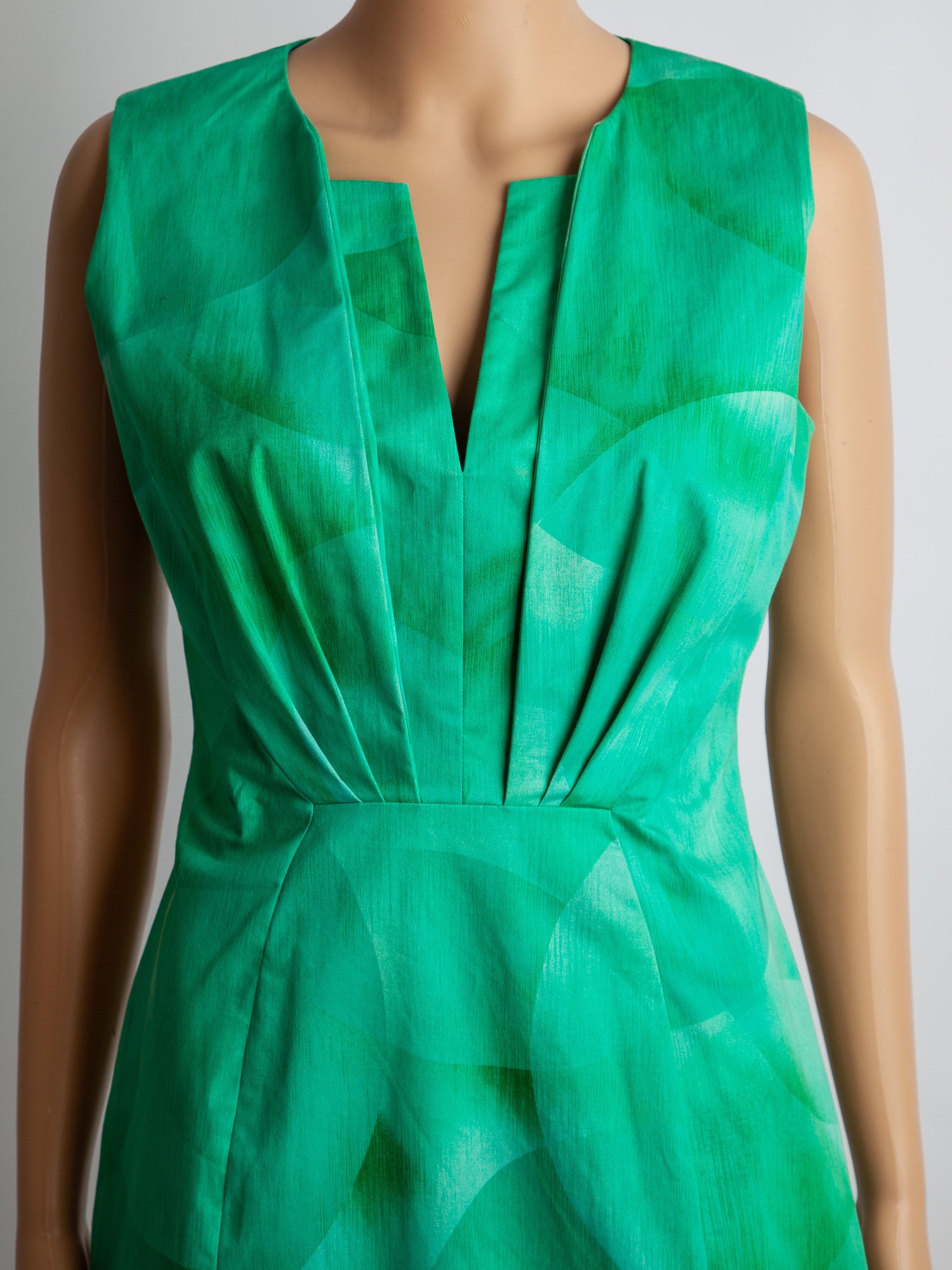 Good Elie Tahari Green Sleeveless Dress Size M with Abstract Pattern