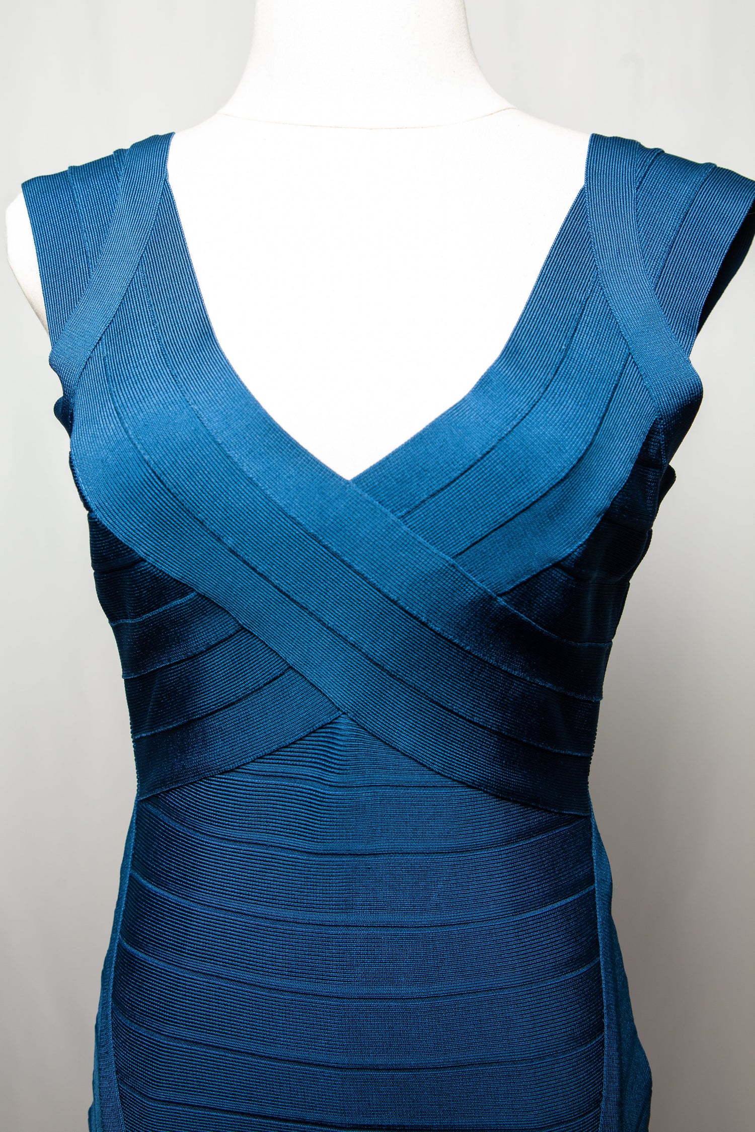 Excellent Herve Leger Blue Dress Size M Sleeveless V-Neck