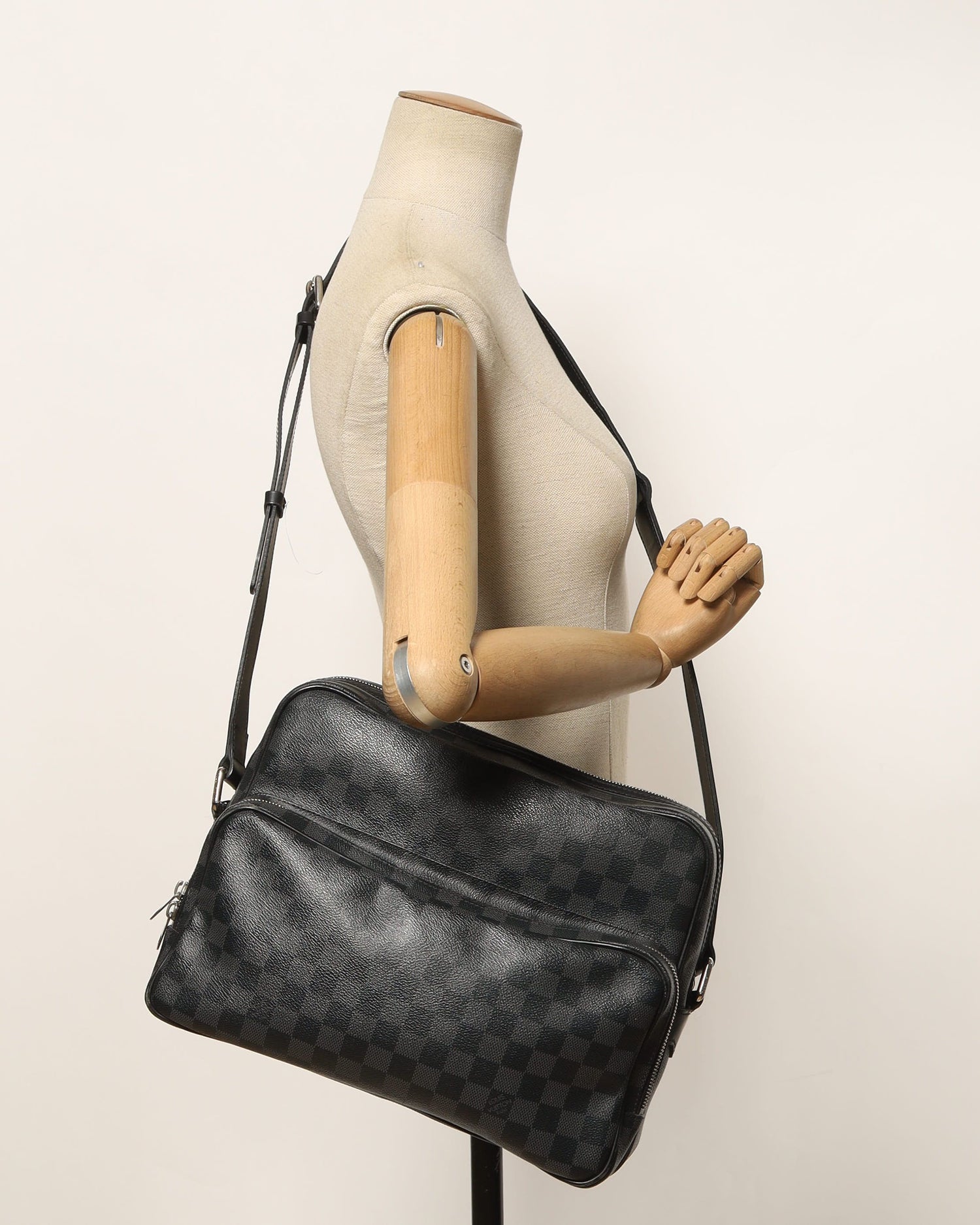 Louis Vuitton Damier Graphite Leoh Messenger Bag