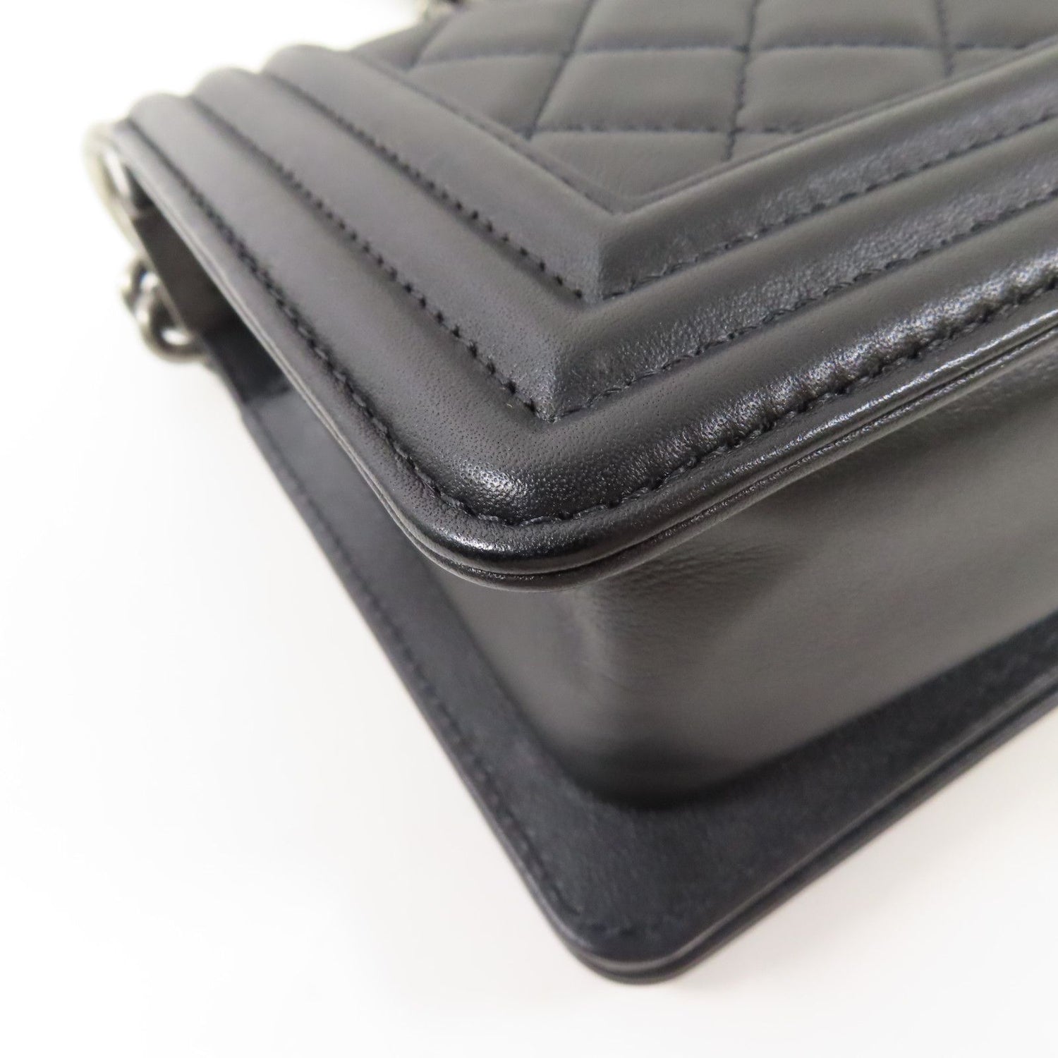 Chanel Black Cowhide Leather Boy 20 Cross Shoulder Bag Calfskin (cowhide) A 67085