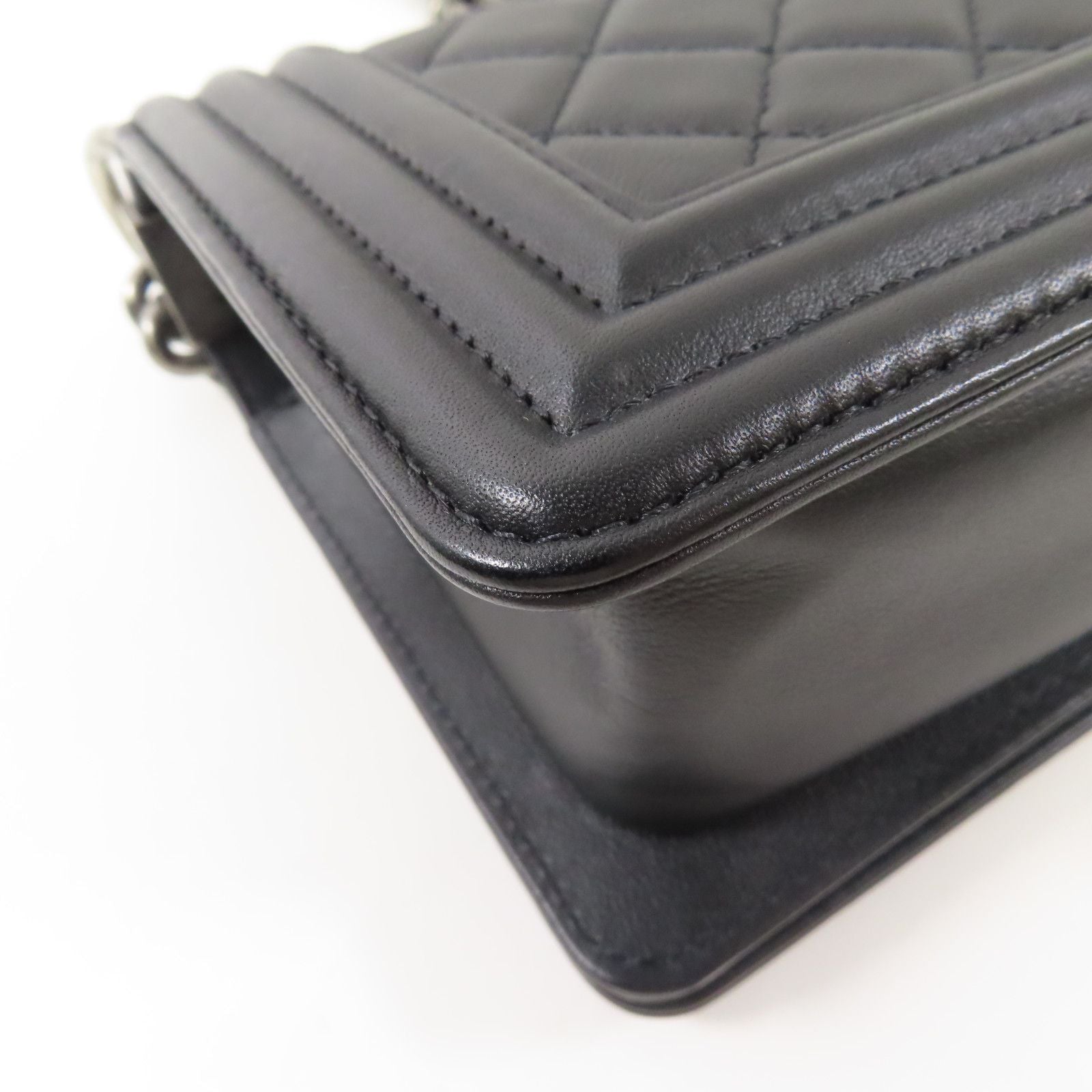 Chanel Black Cowhide Leather Boy 20 Cross Shoulder Bag Calfskin (cowhide) A 67085
