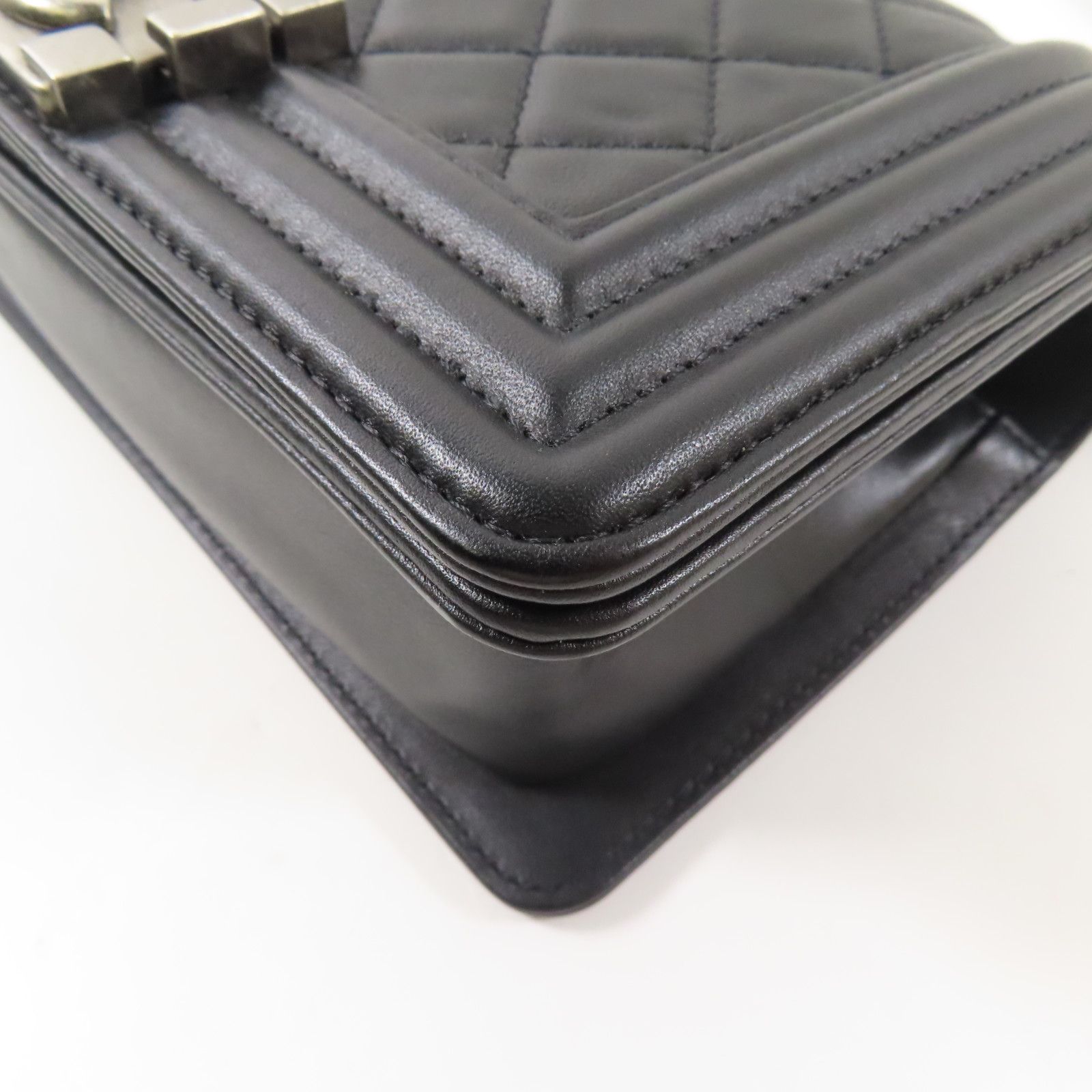 Chanel Black Cowhide Leather Boy 20 Cross Shoulder Bag Calfskin (cowhide) A 67085