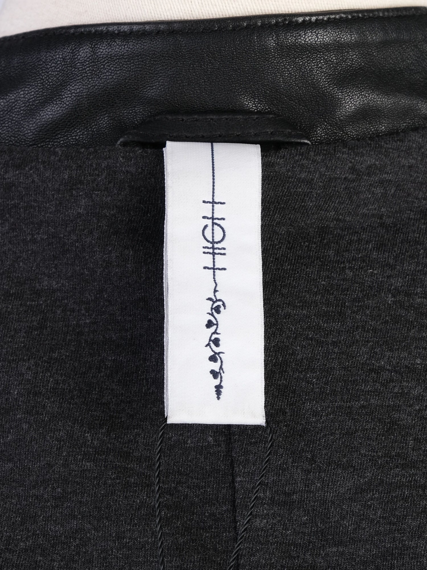 EXCELLENT High Black Leather Vest Size S Edgy Design with Zippered Pockets