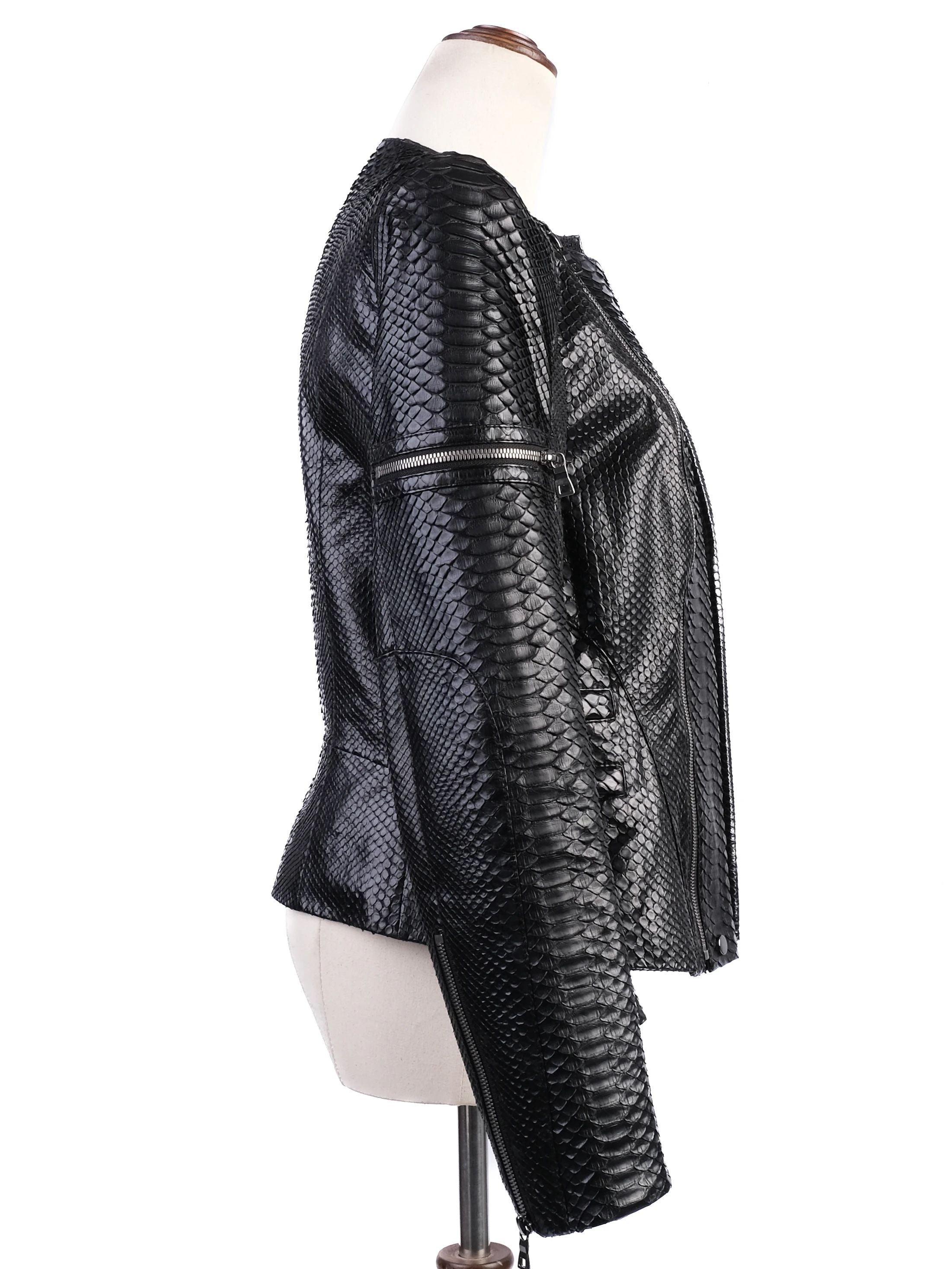 Excellent Punto Black Leather Jacket with Textured Pattern