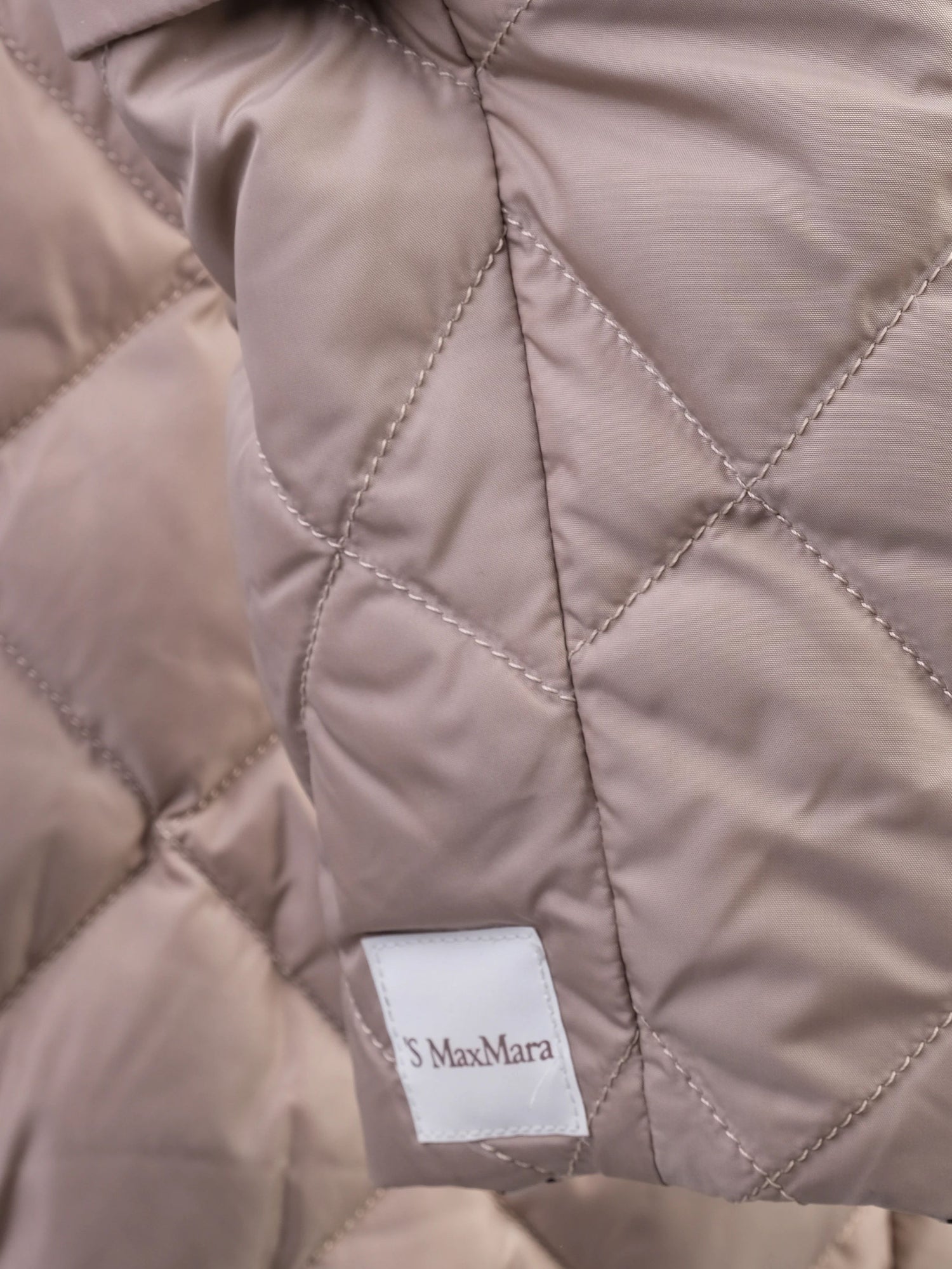 Excellent Max Mara Quilted Beige Coat with Hood & Patterned Lining