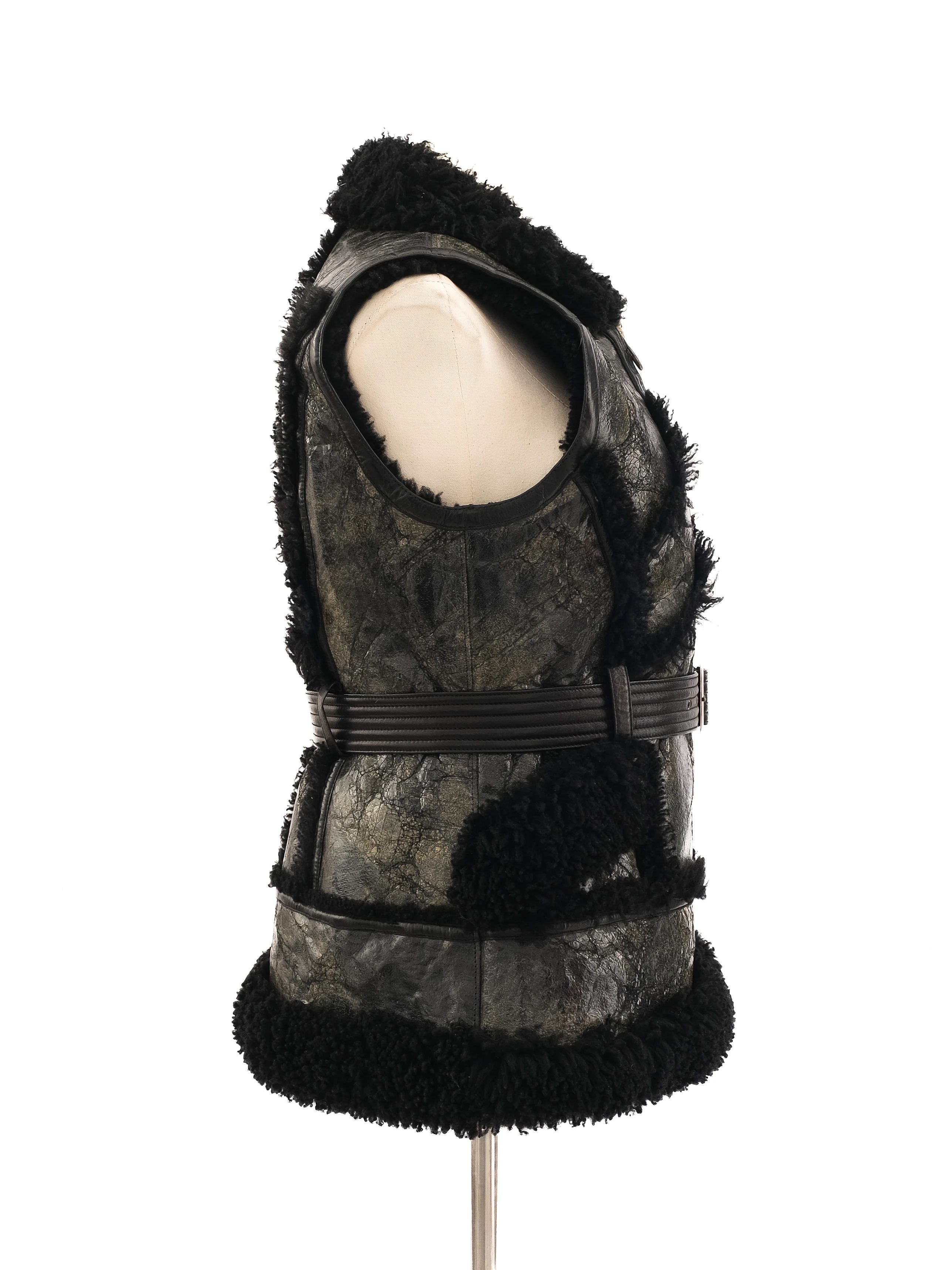 Excellent Black Leather Sleeveless Vest Size L with Fluffy Texture