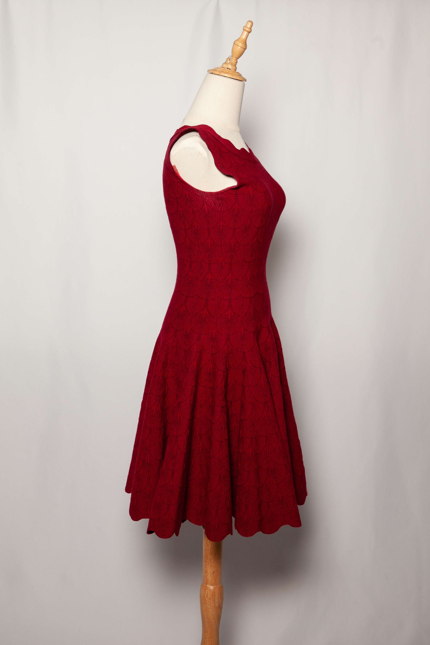 Excellent Alaia Red Cashmere Wool Dress with Scalloped Details