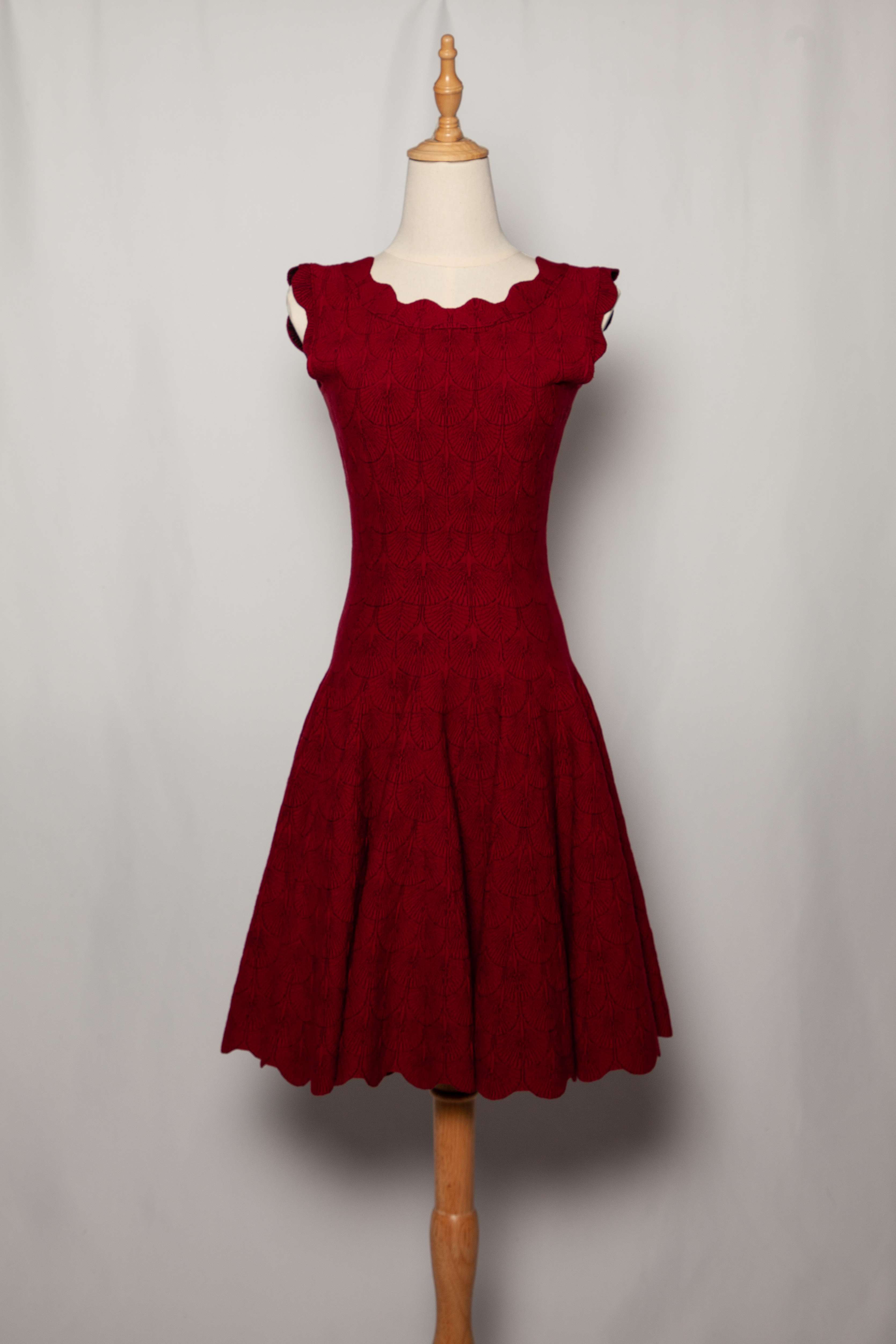 Excellent Alaia Red Cashmere Wool Dress with Scalloped Details