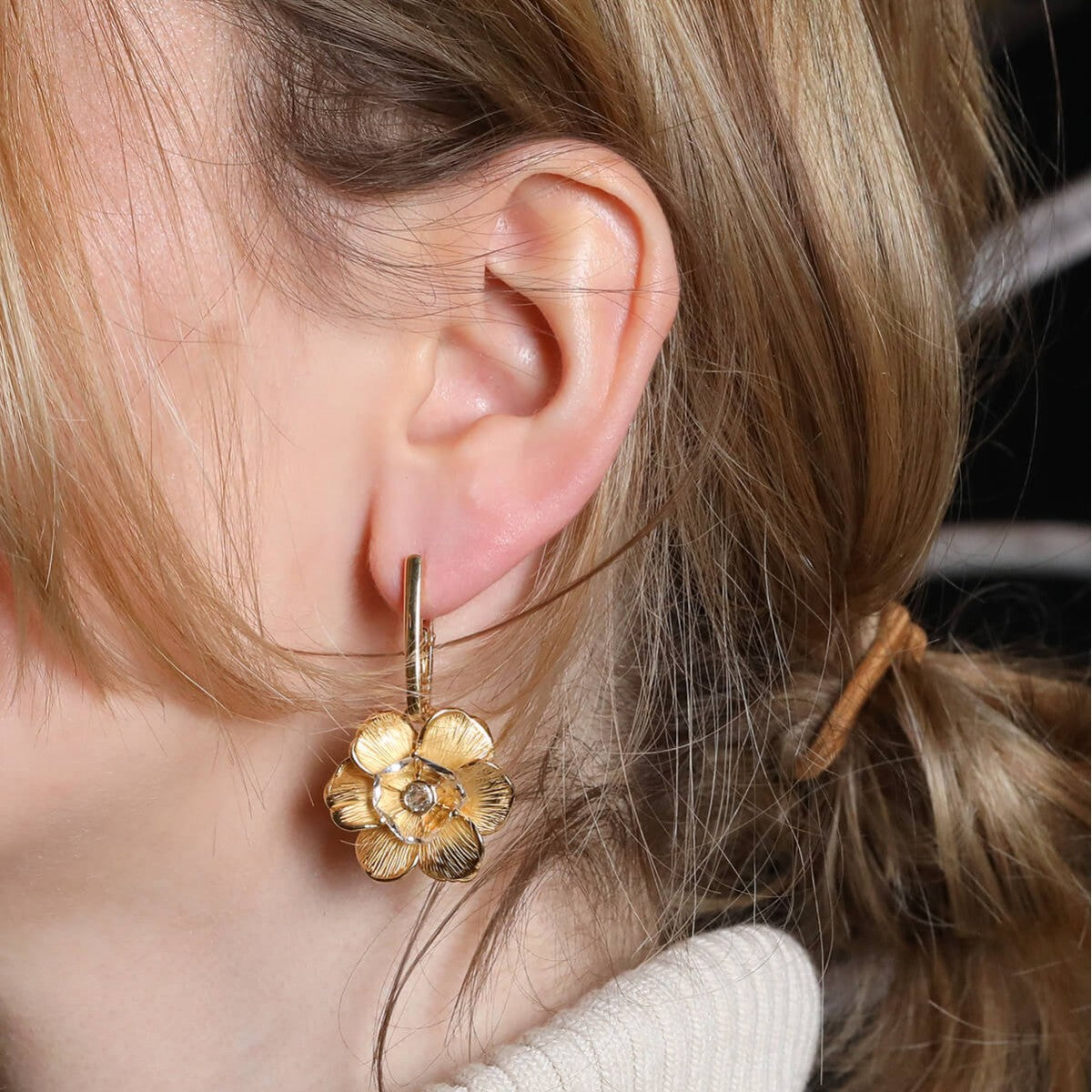 Carrera y Carrera Gardenia gold, rock crystals and diamonds earrings