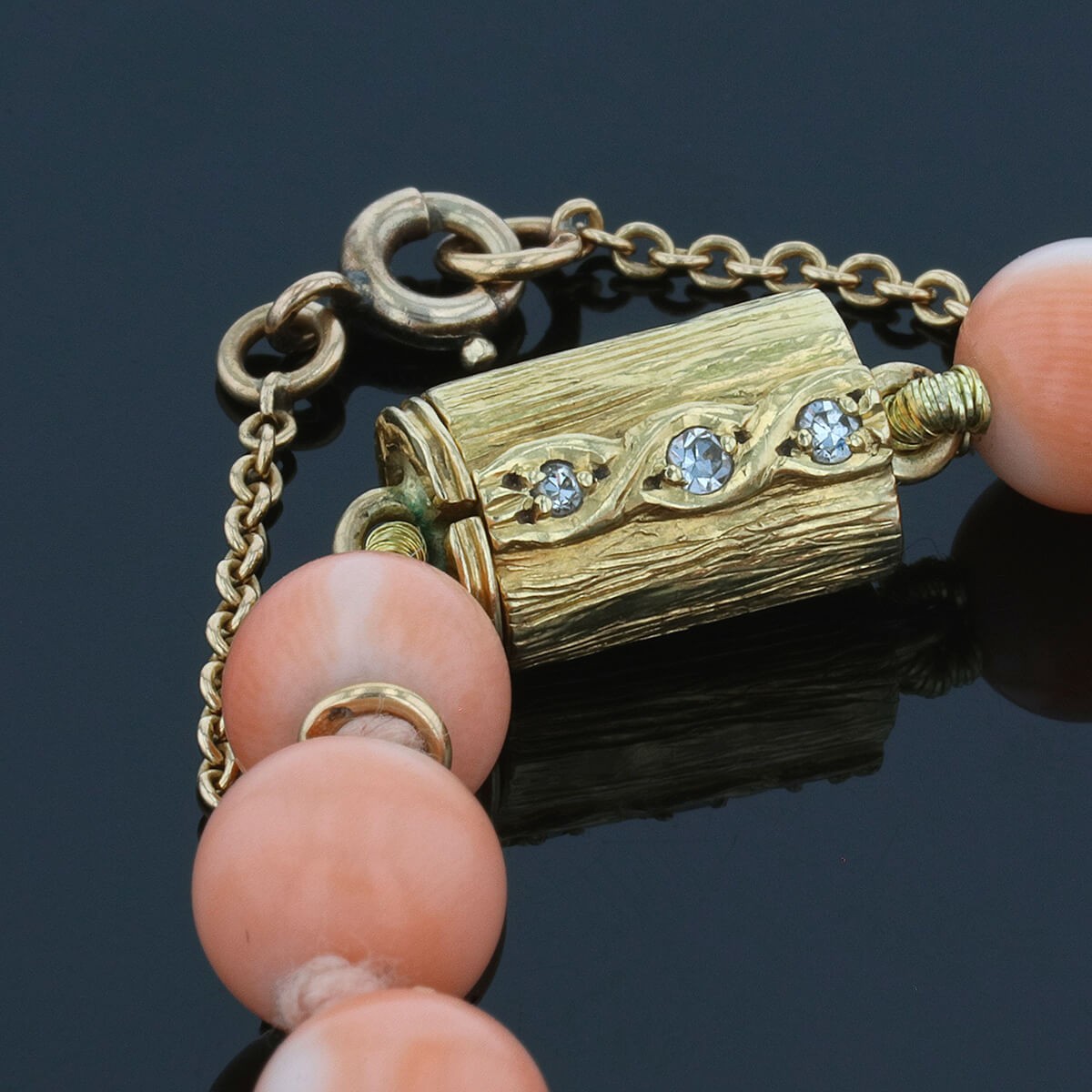 Coral, gold and diamonds necklace