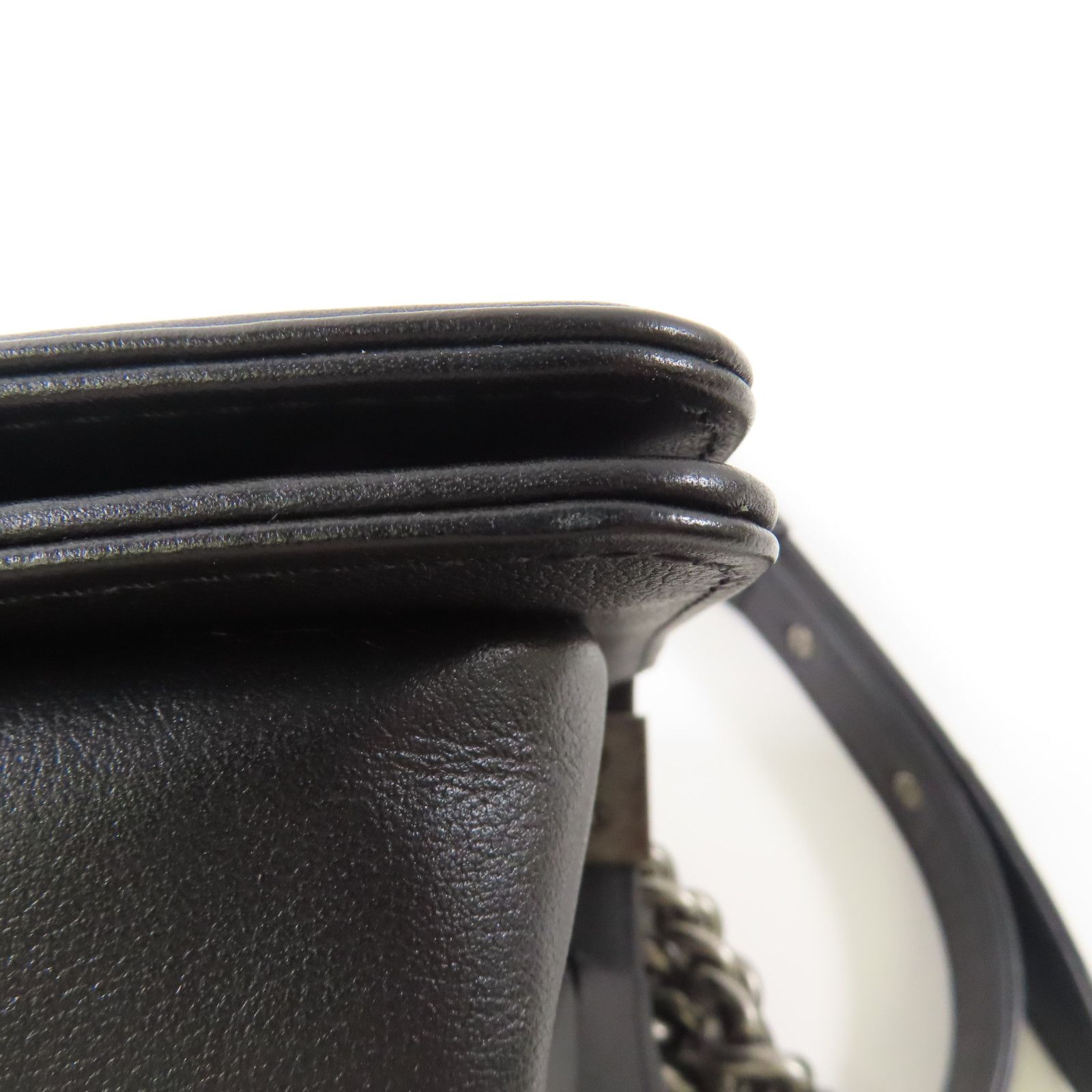 Chanel Black Cowhide Leather Boy 20 Cross Shoulder Bag Calfskin (cowhide) A 67085
