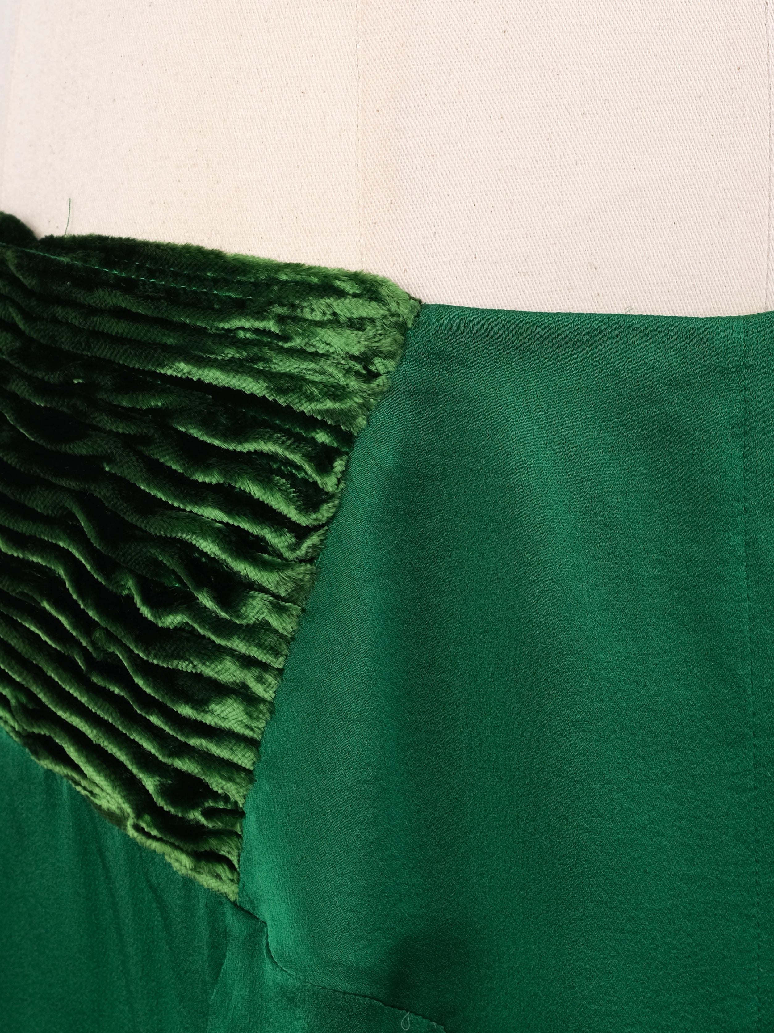 Excellent Tom Ford Green Silk Skirt with Ruching and Pleats, Size M