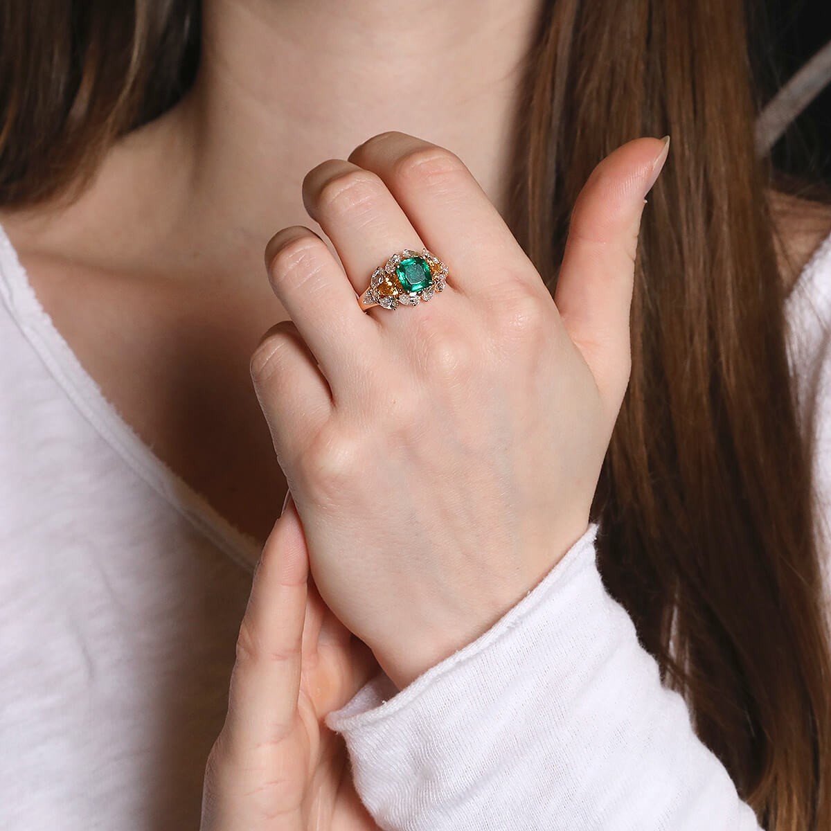Emerald, diamonds and gold ring