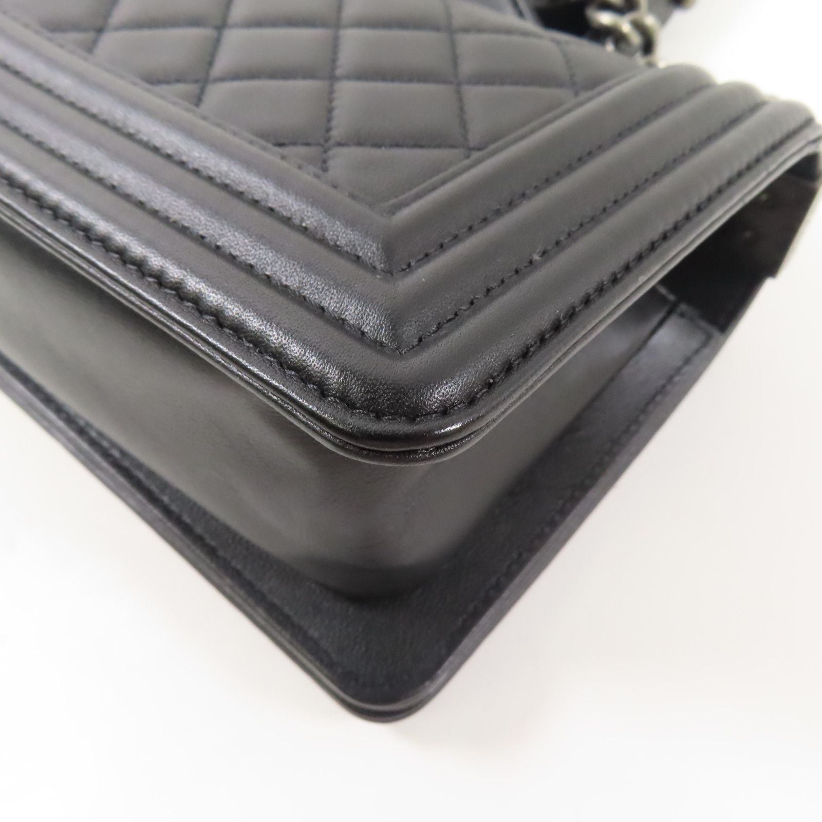 Chanel Black Cowhide Leather Boy 20 Cross Shoulder Bag Calfskin (cowhide) A 67085