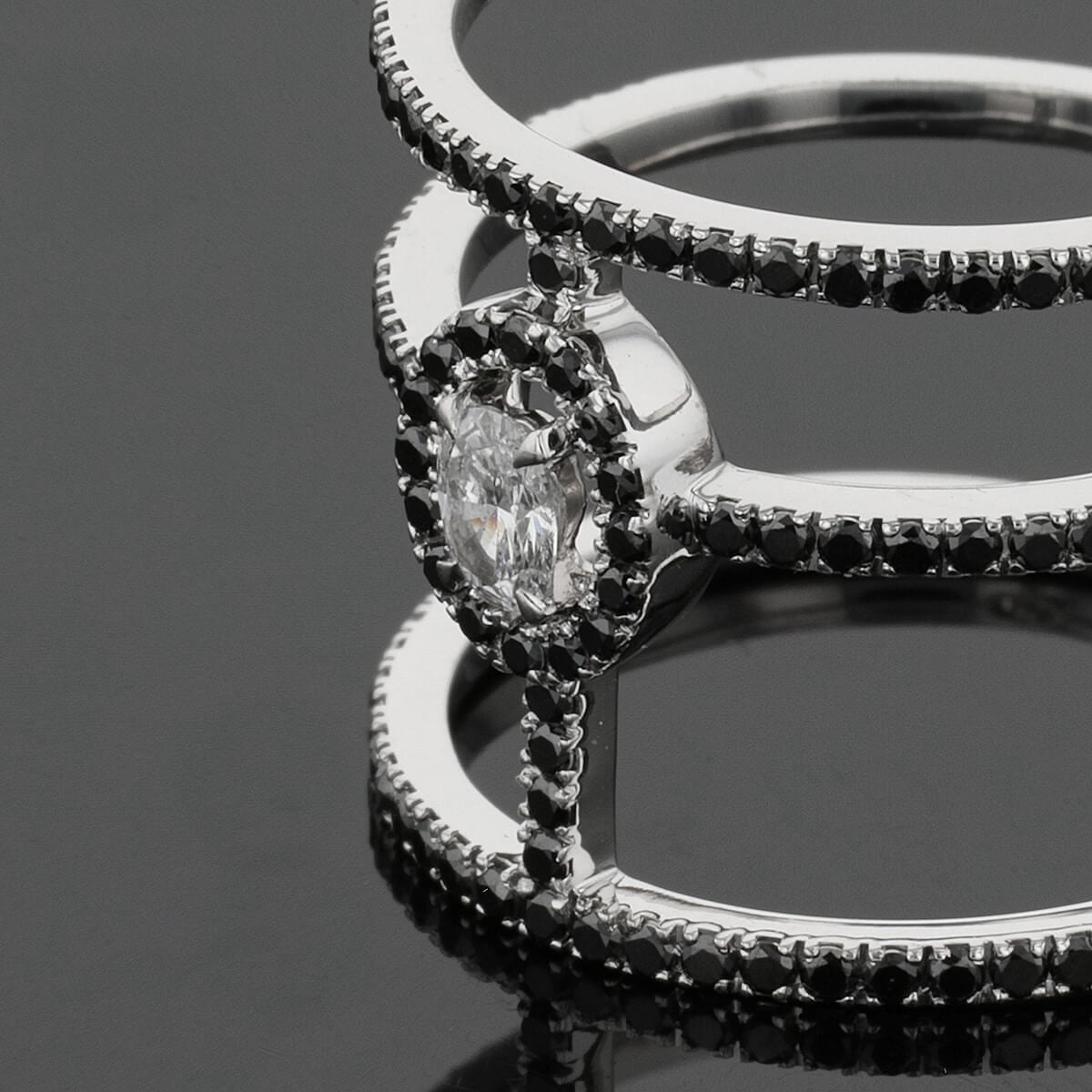 Messika GlamÕAzone diamonds and gold ring
