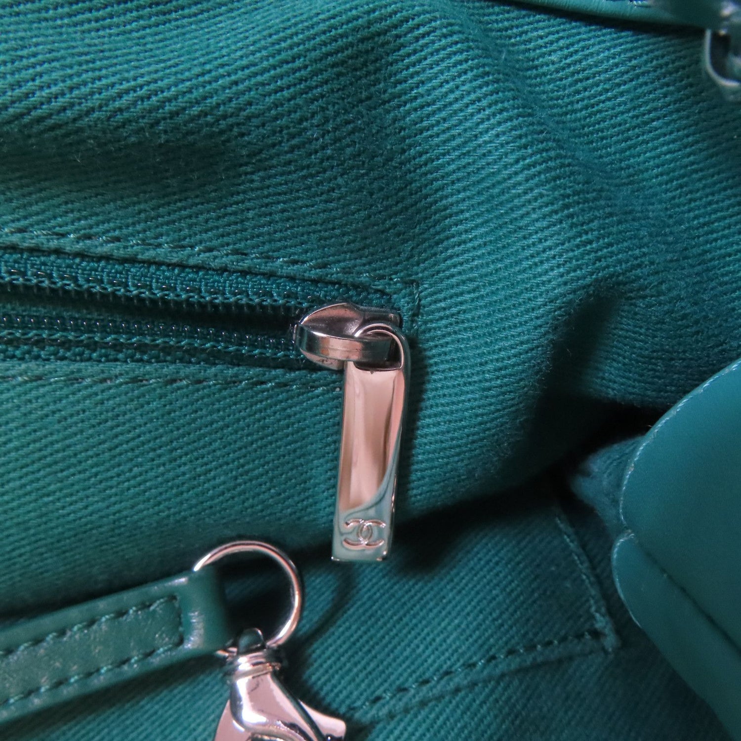 Chanel Green Diamond-shaped Sheepskin Leather Chain Shoulder Bag Silver Cross Shoulder Back