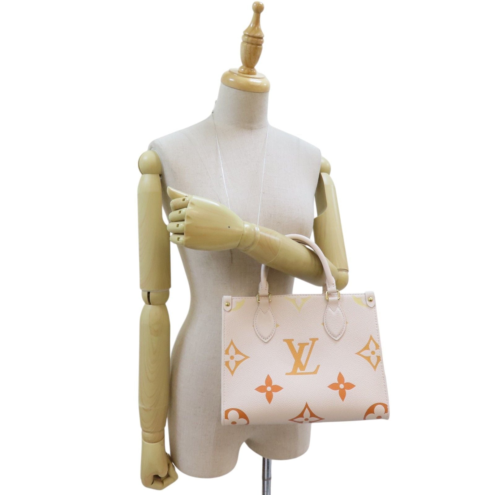 Louis Vuitton On The Go Pm Shoulder Handbag Calfskin Off White M 46513