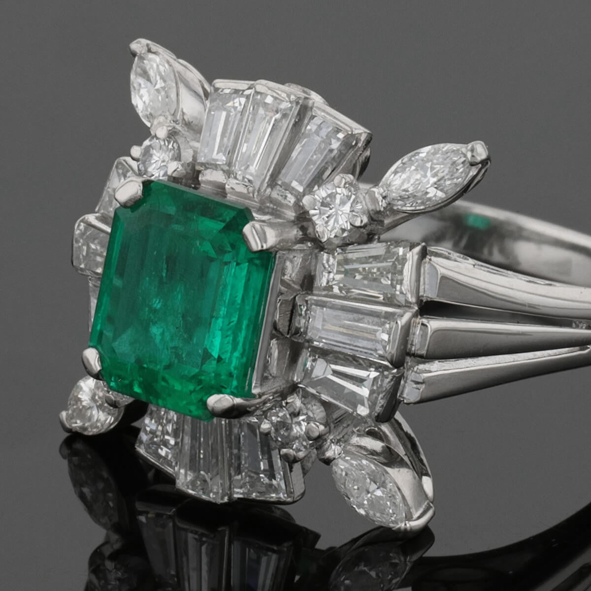 Platinum, emerald and diamonds ring