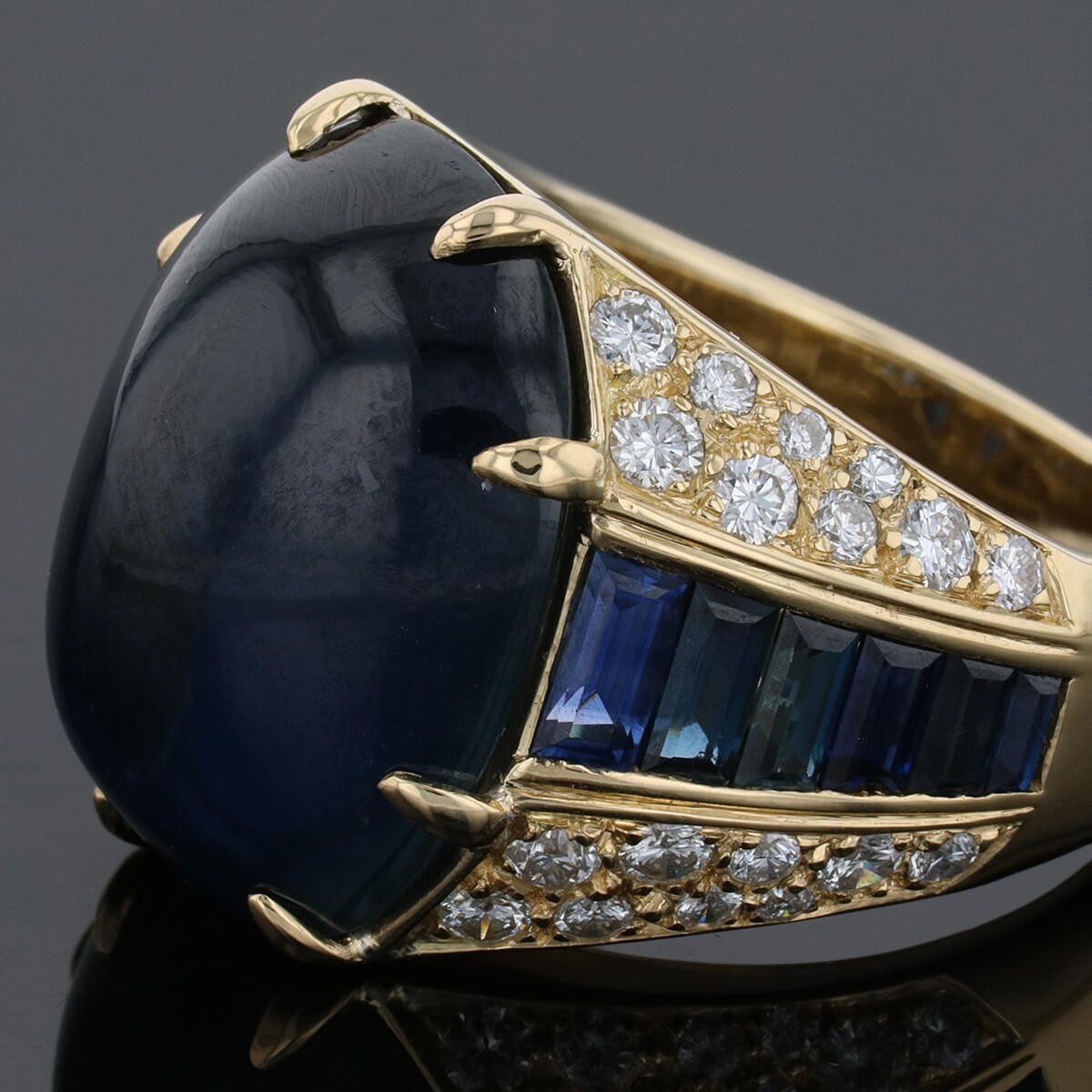 Sapphire, diamonds and gold ring