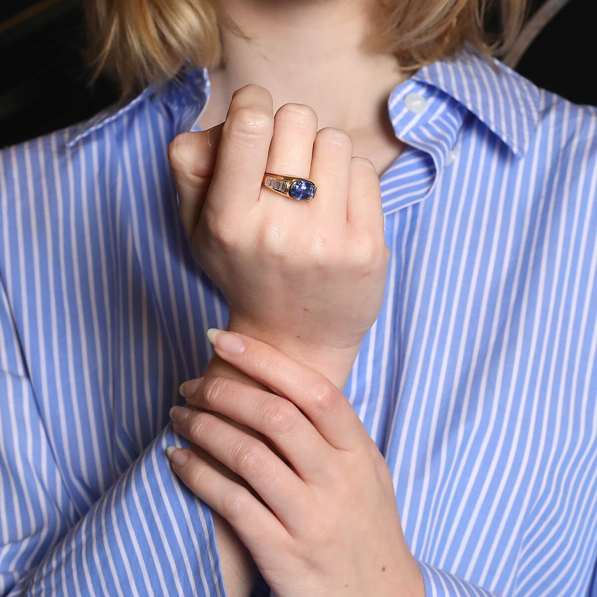 Sapphire, diamonds and gold ring
