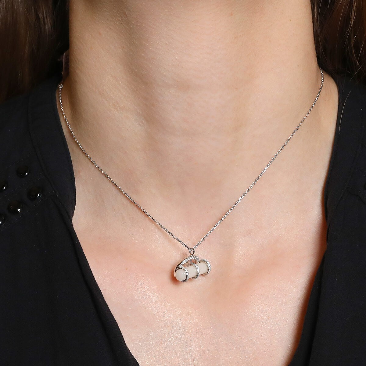 Victoria Casal diamonds, mother-of-pearl and gold necklace