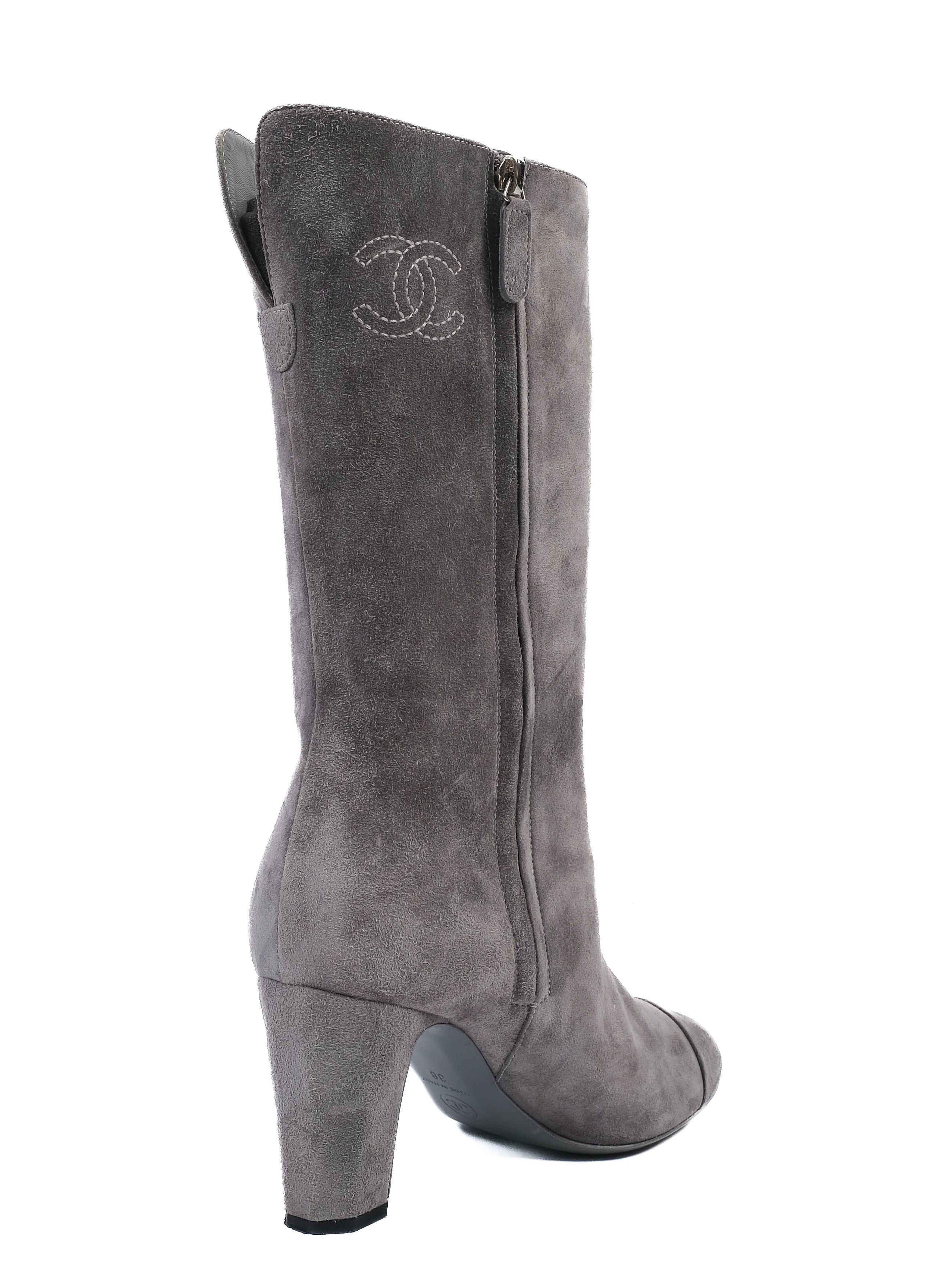 Excellent Chanel Gray Leather Boots Size 38 with Stylish Mid-Heel