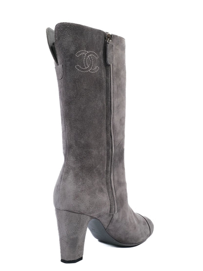 Excellent Chanel Gray Leather Boots Size 38 with Stylish Mid-Heel