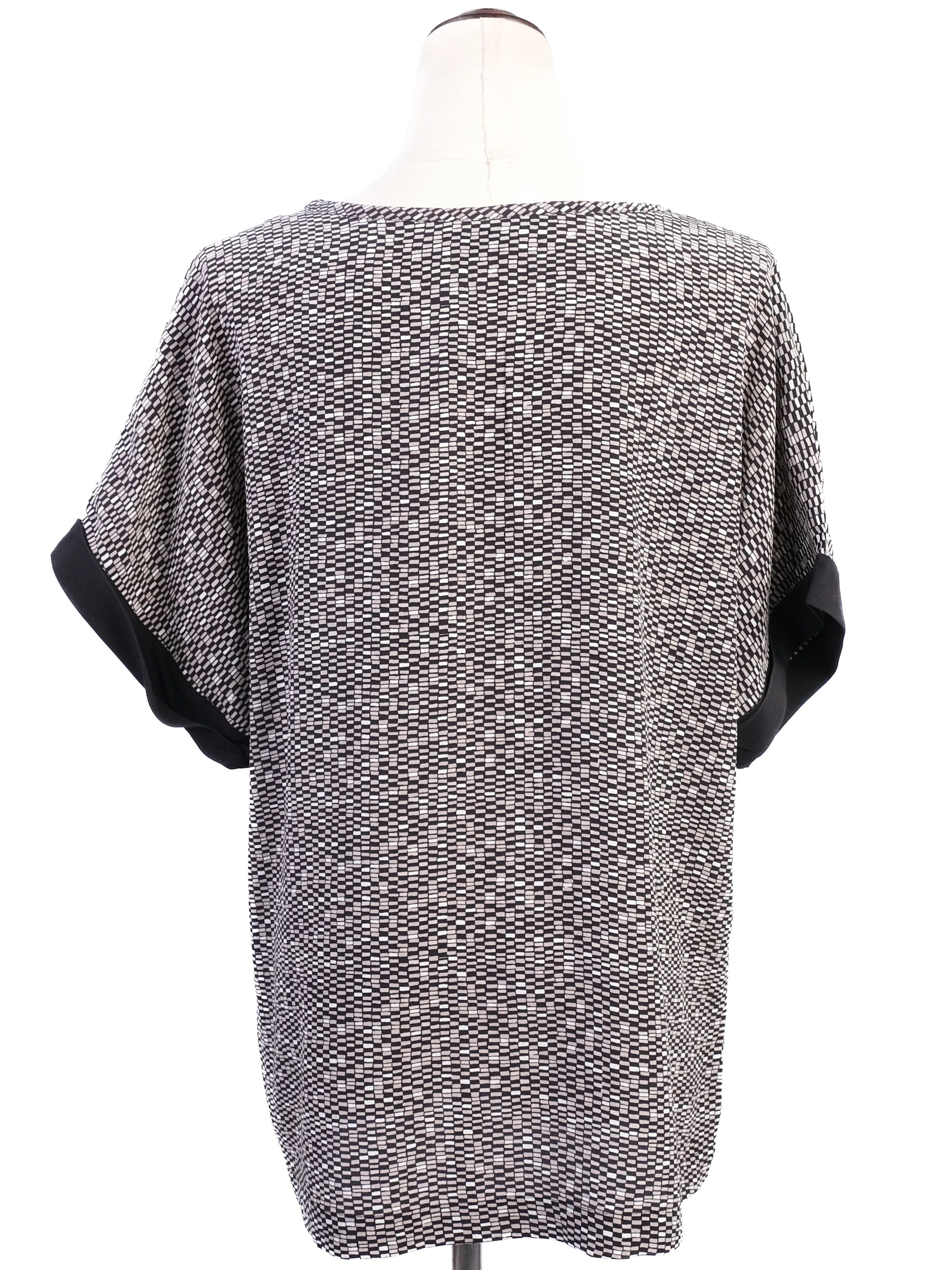 Excellent Vince Black &amp; White Silk Blouse Size M with Geometric Pattern