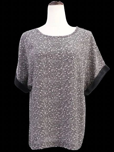 Excellent Vince Black &amp; White Silk Blouse Size M with Geometric Pattern