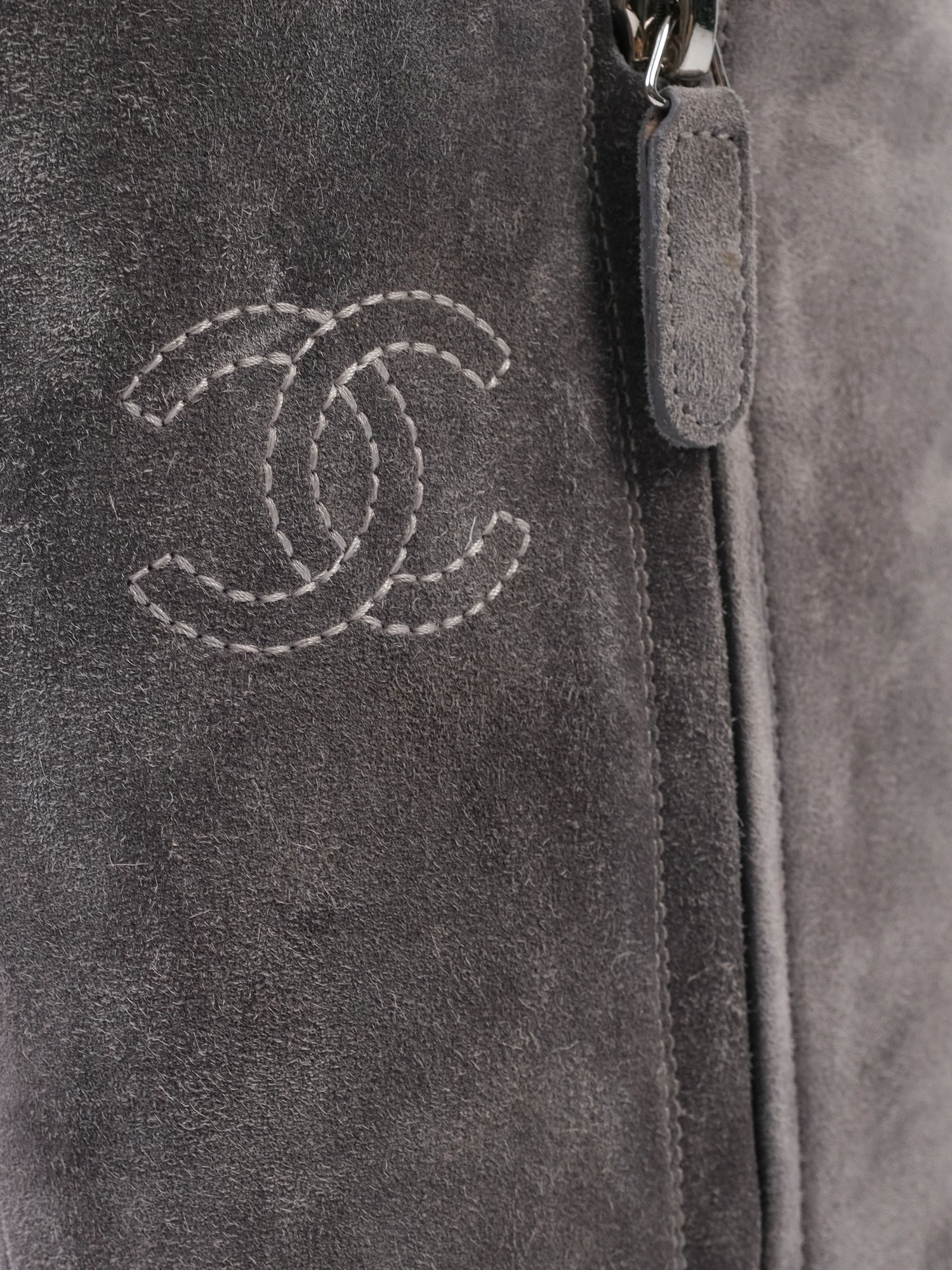 Excellent Chanel Gray Leather Boots Size 38 with Stylish Mid-Heel