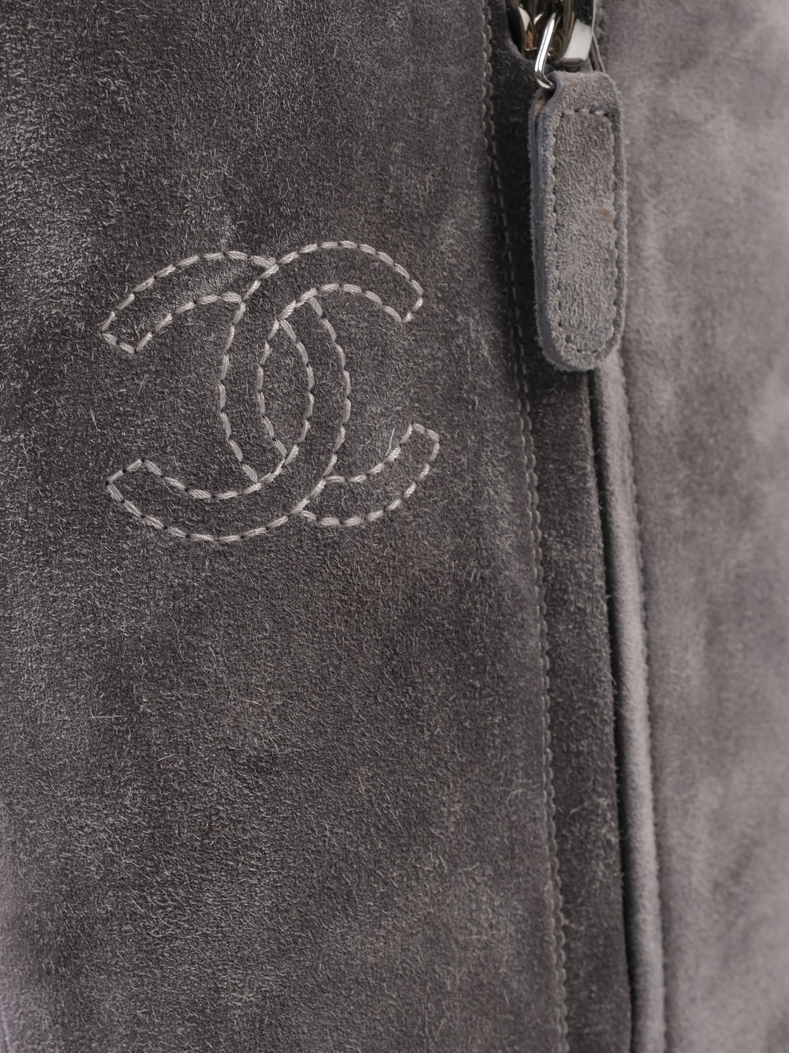 Excellent Chanel Gray Leather Boots Size 38 with Stylish Mid-Heel