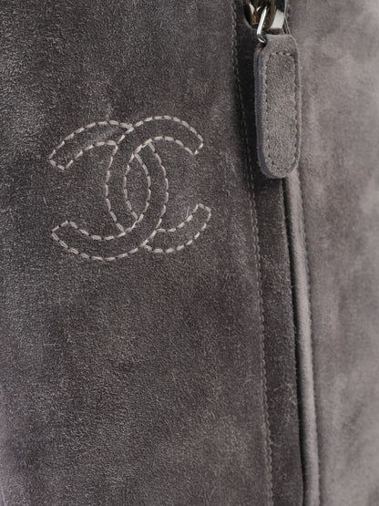 Excellent Chanel Gray Leather Boots Size 38 with Stylish Mid-Heel