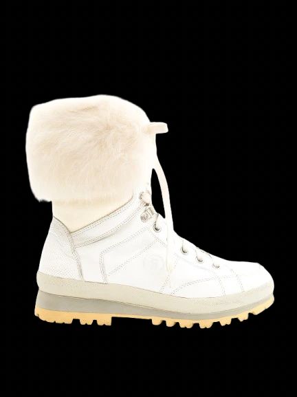 NEW Bogner White Fuzzy Boots Size 38 Winter Rugged Sole