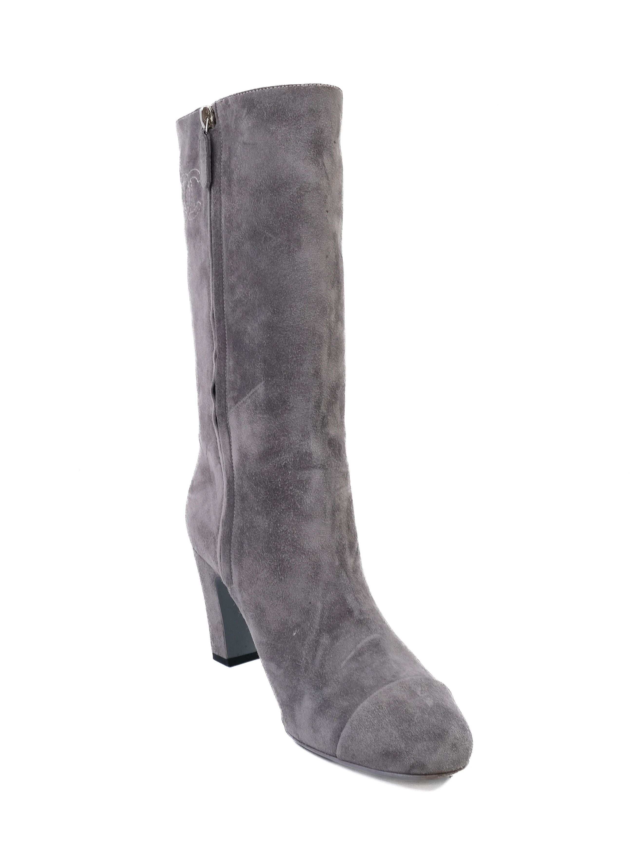 Excellent Chanel Gray Leather Boots Size 38 with Stylish Mid-Heel