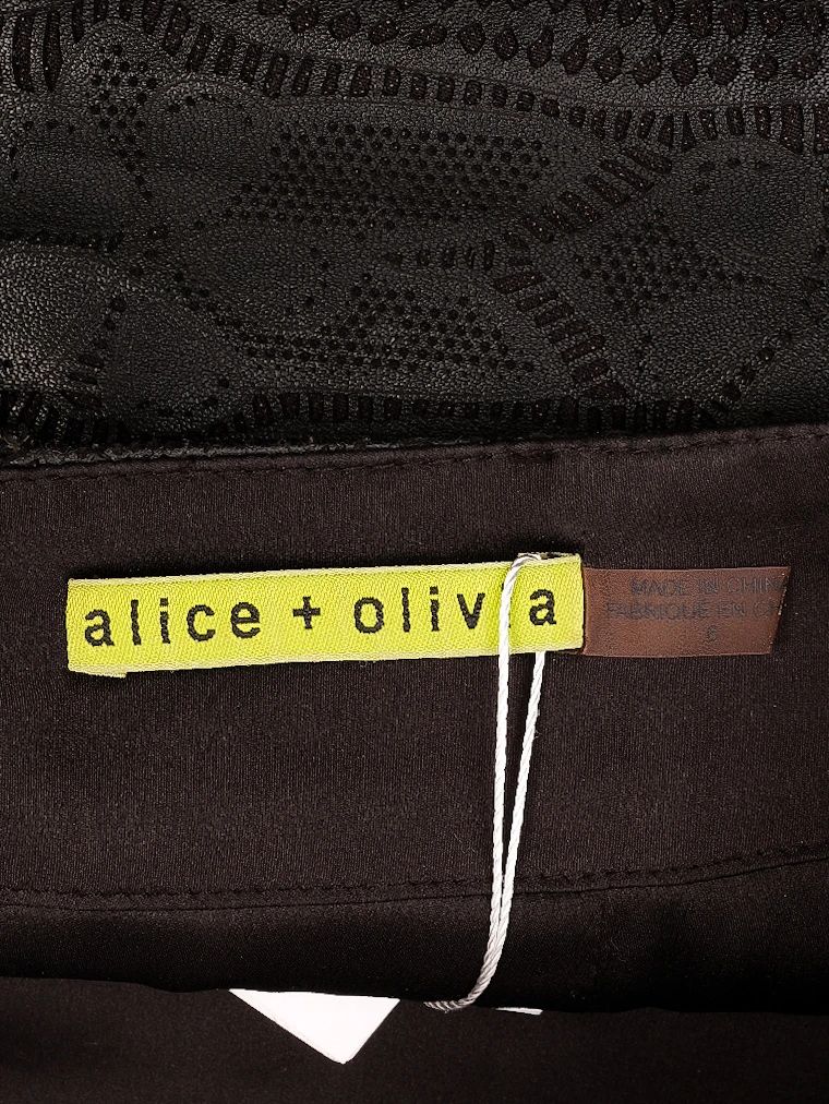 Excellent Alice+Olivia Black Textured Skirt Size M