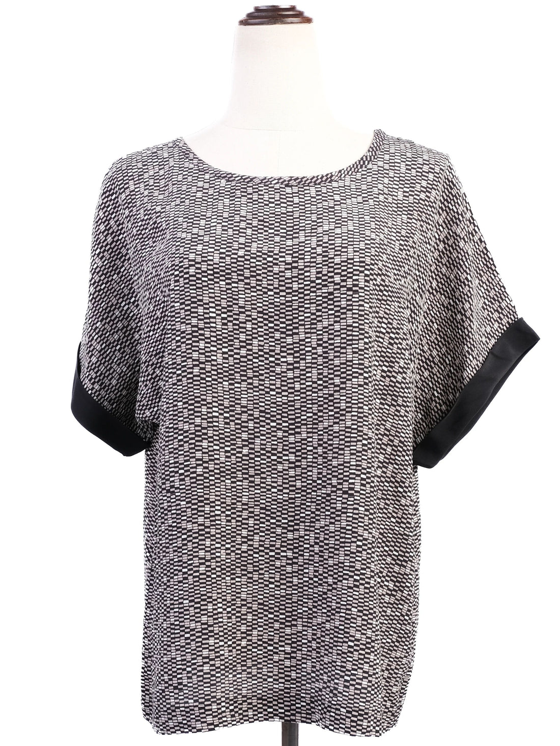 Excellent Vince Black &amp; White Silk Blouse Size M with Geometric Pattern