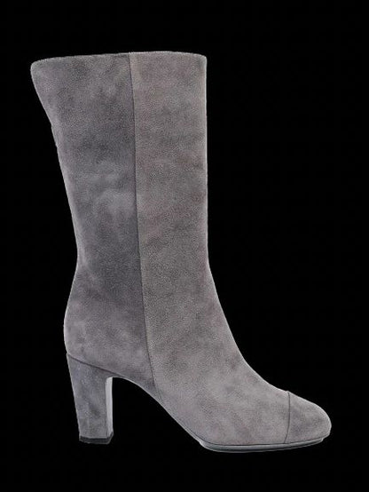 Excellent Chanel Gray Leather Boots Size 38 with Stylish Mid-Heel