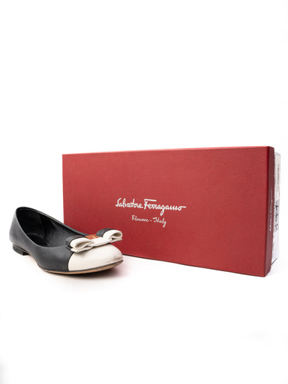 Excellent Salvatore Ferragamo Black &amp; White Leather Flats with Bow