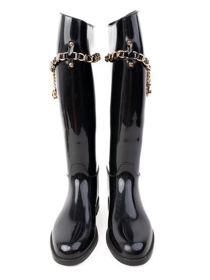 Excellent Love Moschino Black Knee-High Rain Boots with Gold Chain Detail