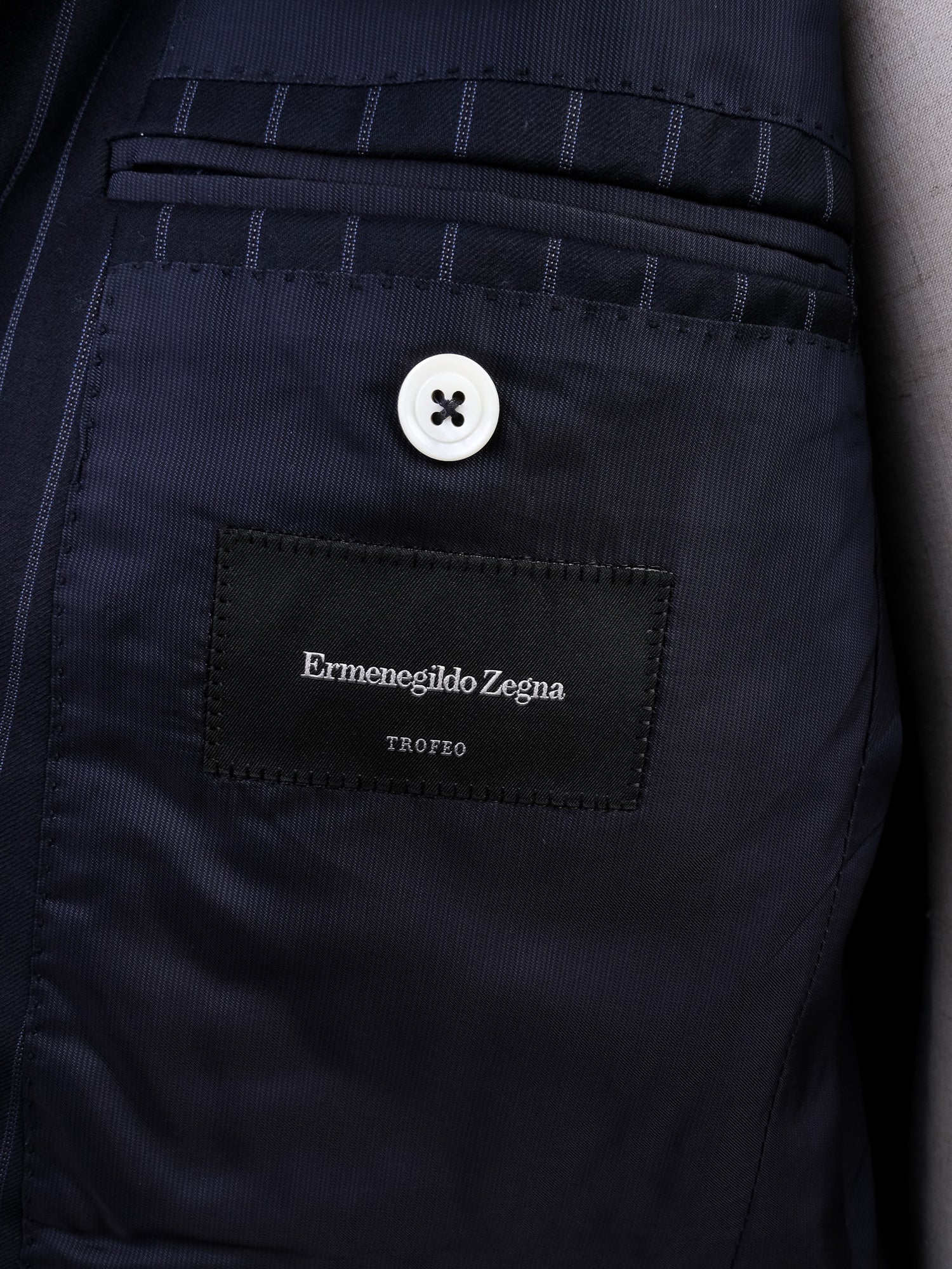 Excellent Ermenegildo Zegna Black Wool Pinstripe Suit XL