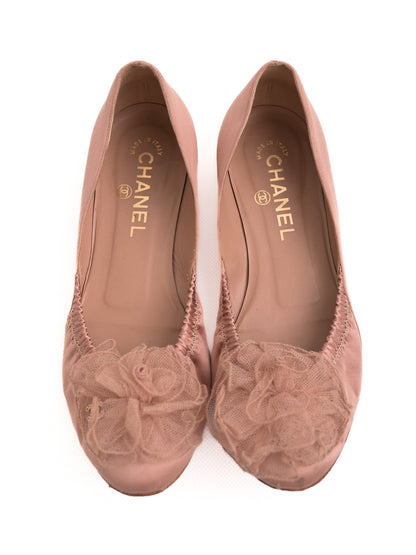 Excellent Chanel White Textile Ballet Flats with Floral Embellishment