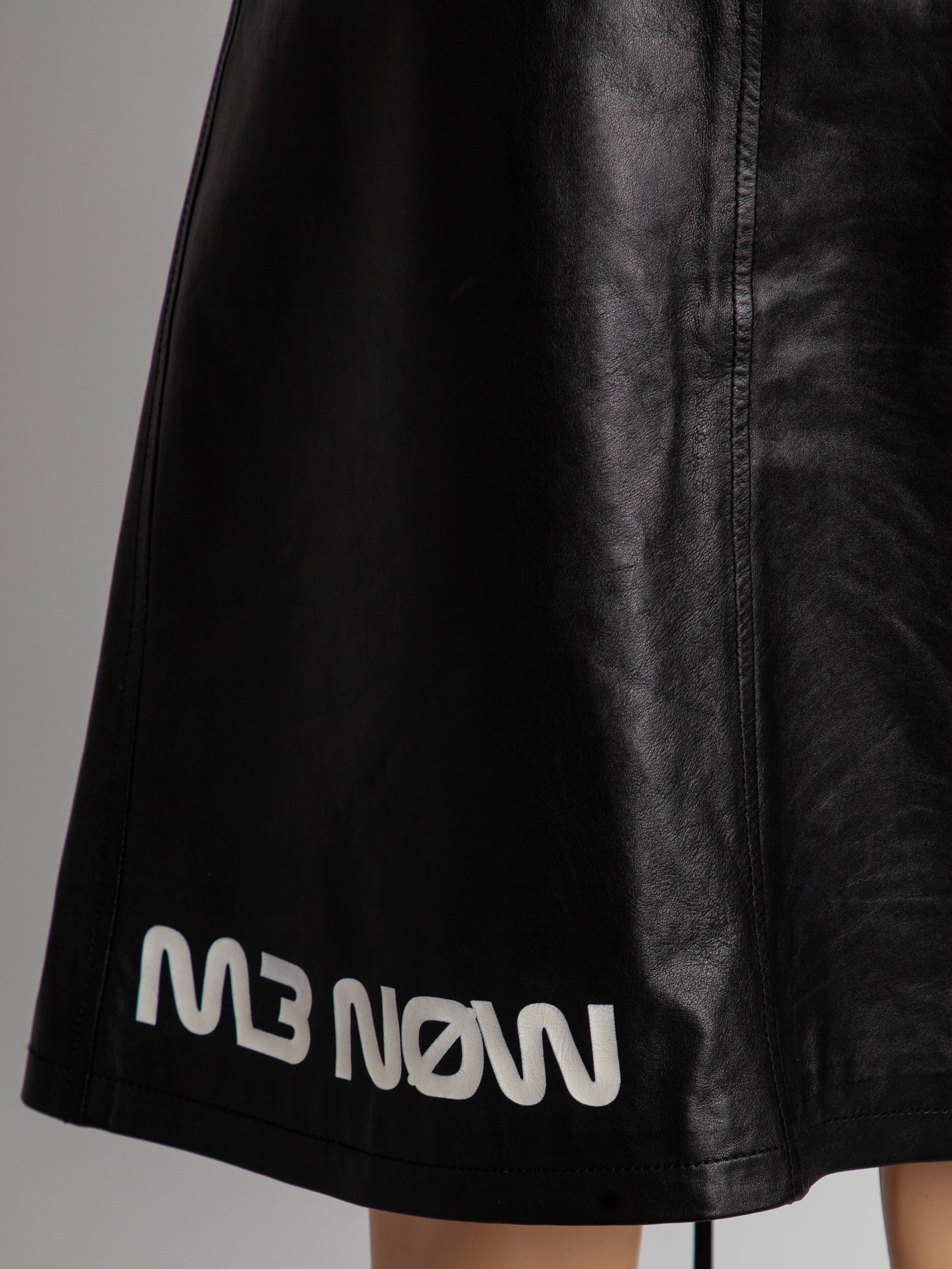 Good Red Valentino Black Viscose Skirt Size M with Zippers