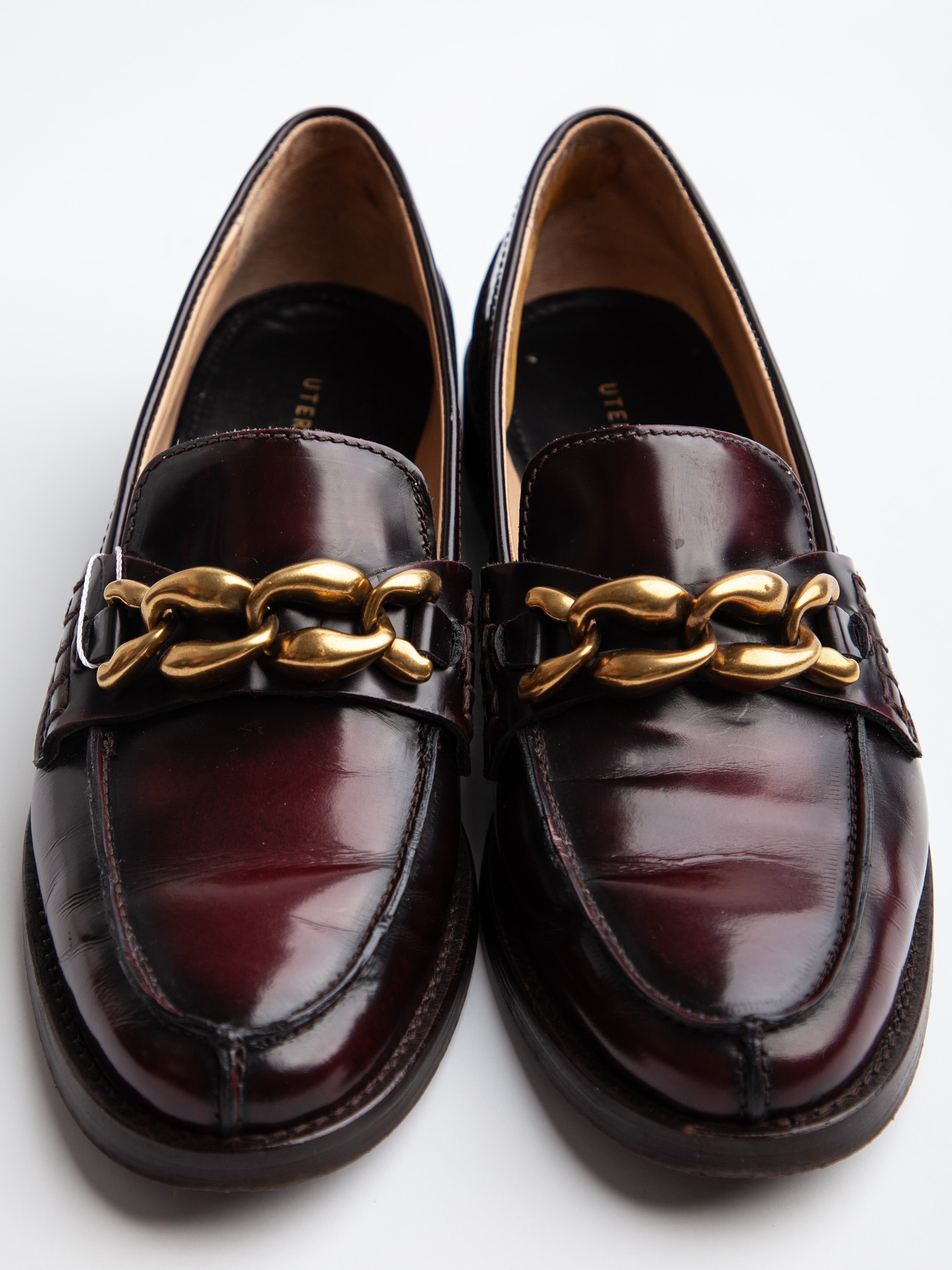 Good Uterque Red Loafers Size 39 with Gold Chain Embellishment