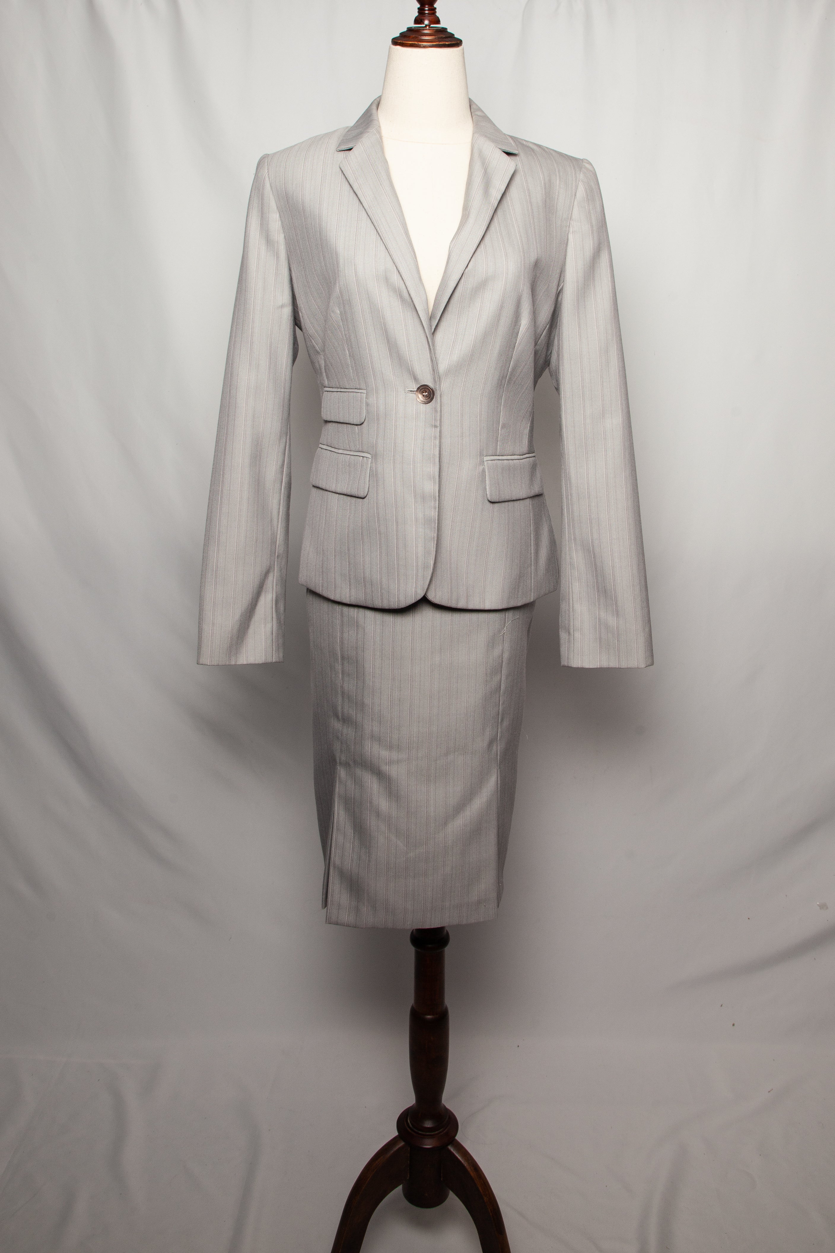 NEW Calvin Klein Gray Pinstripe Skirt Suit Size 4